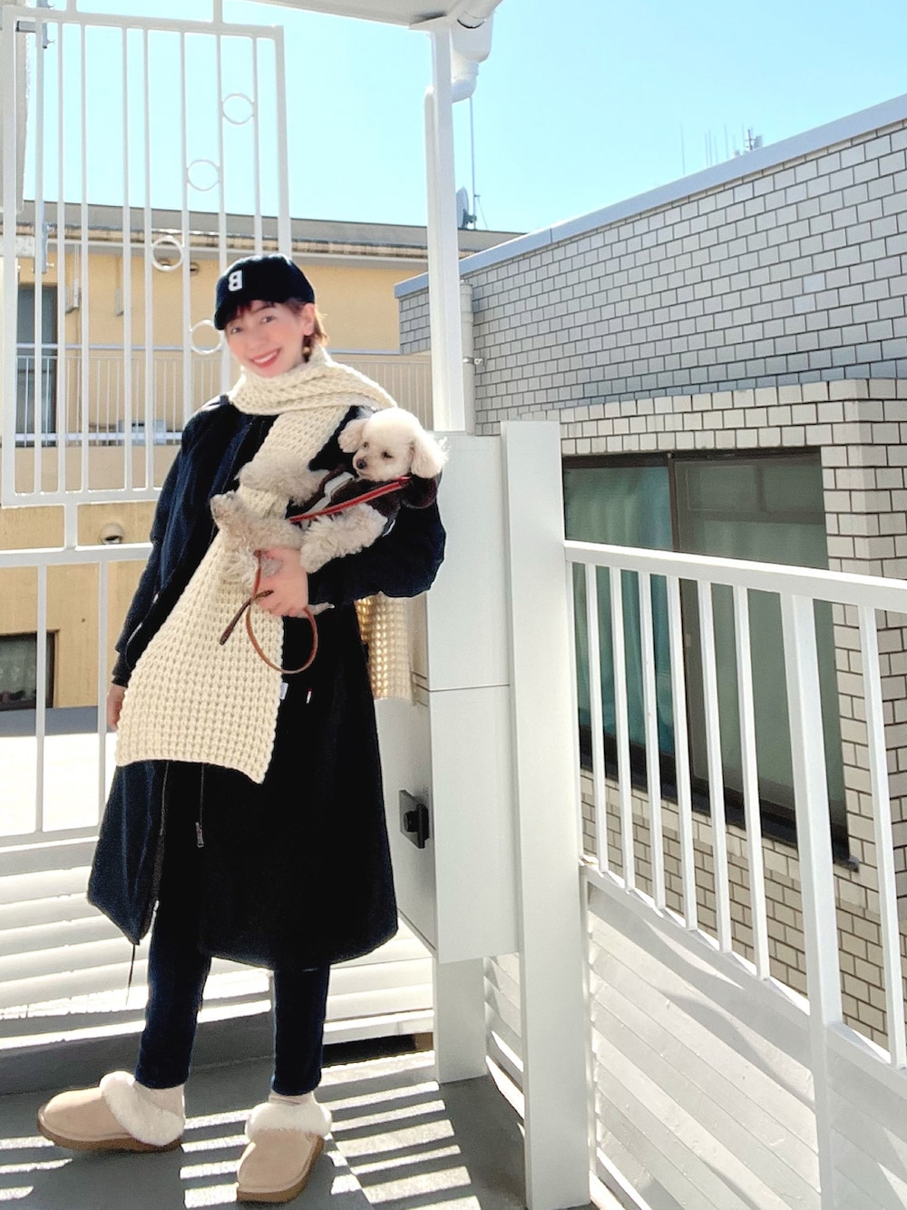 ベージュ系のスリッポン、ブルー系のMA-1、ブラック系のショルダーバッグを着用したレディースの冬コーディネートの2枚目の写真