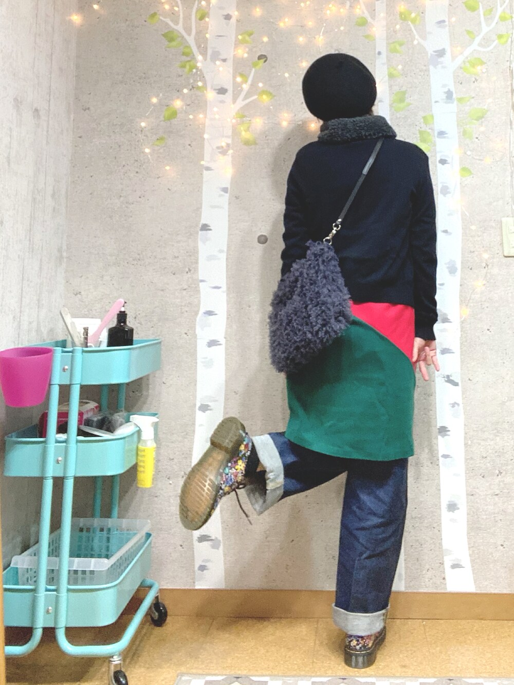 ブラック系のTシャツ/カットソー、ピンク系のワンピース、ブラック系のカーディガン/ボレロを着用したレディースの冬コーディネートの3枚目の写真