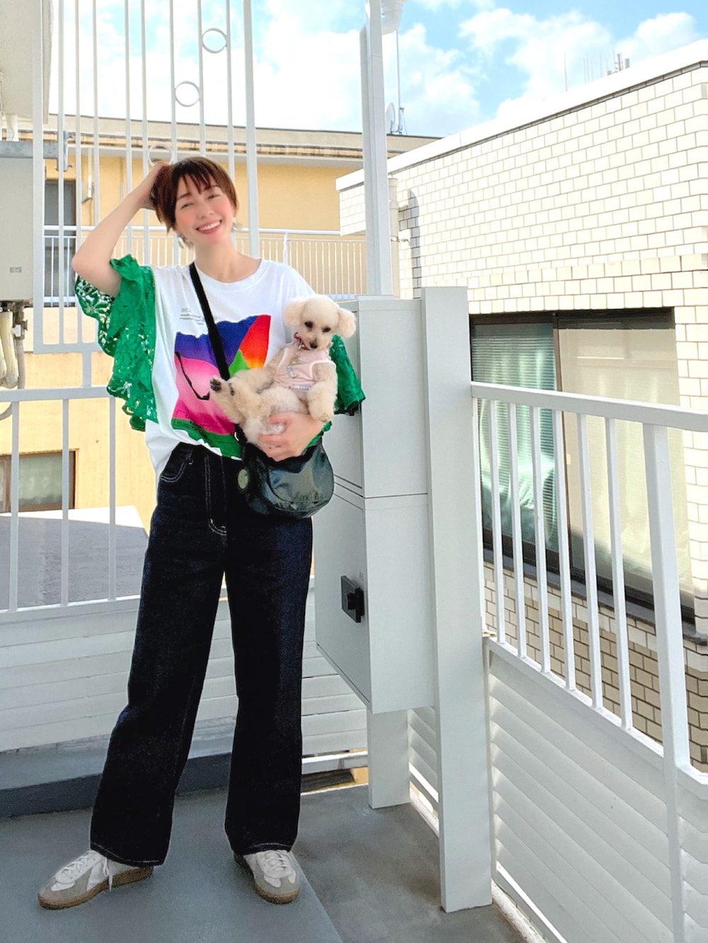 ブルー系のつなぎ/オールインワン、グリーン系のショルダーバッグ、グリーン系のブーツを着用したレディースの秋コーディネートの2枚目の写真