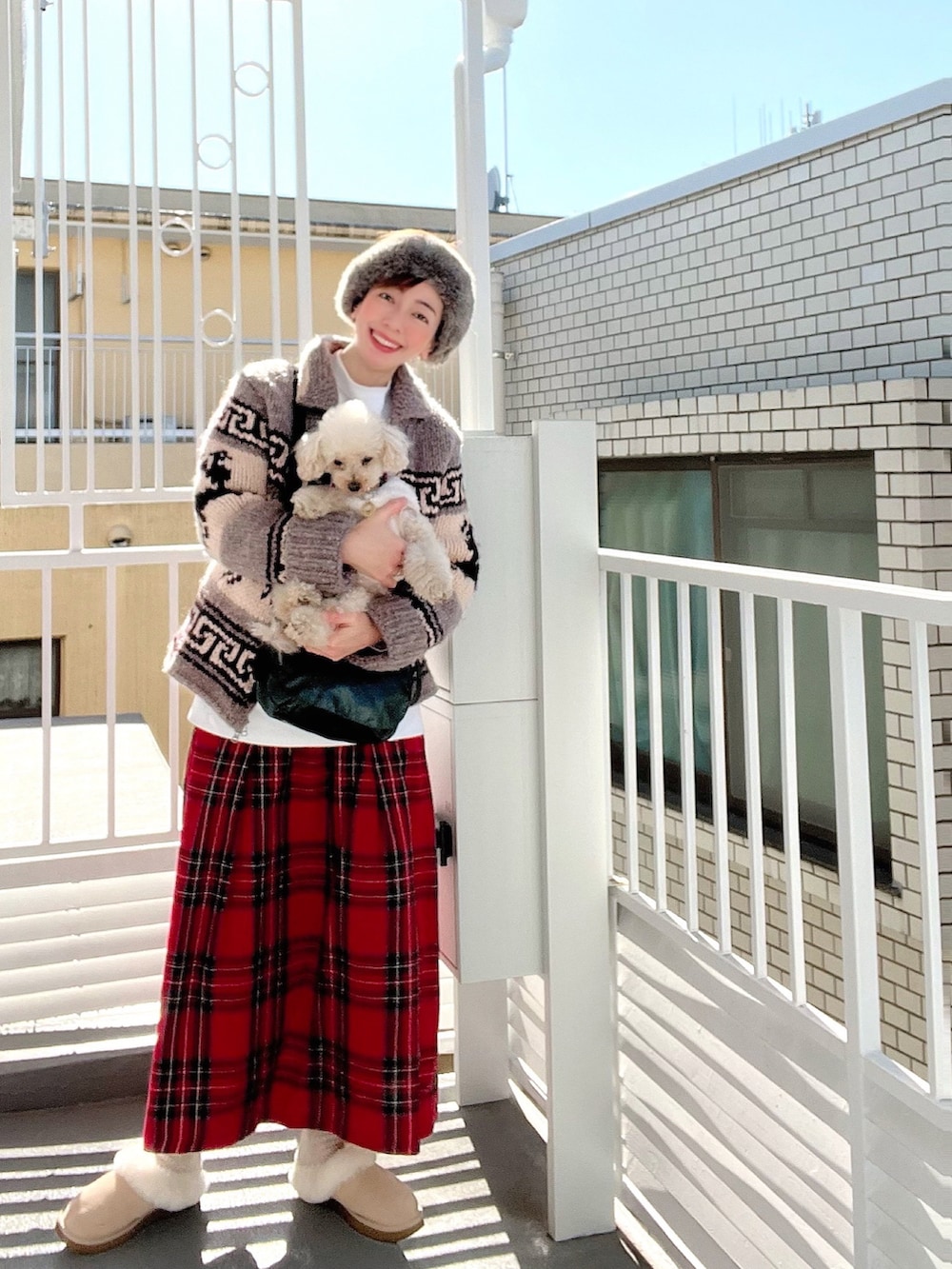 グレー系のその他アウター、レッド系のTシャツ/カットソー、レッド系のスカートを着用したレディースの冬コーディネートの2枚目の写真