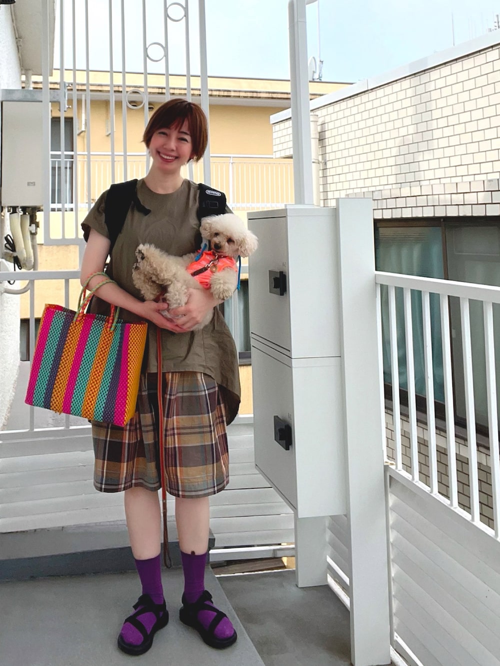 その他のトートバッグ、ホワイト系のTシャツ/カットソー、レッド系のTシャツ/カットソーを着用したレディースの夏コーディネートの2枚目の写真