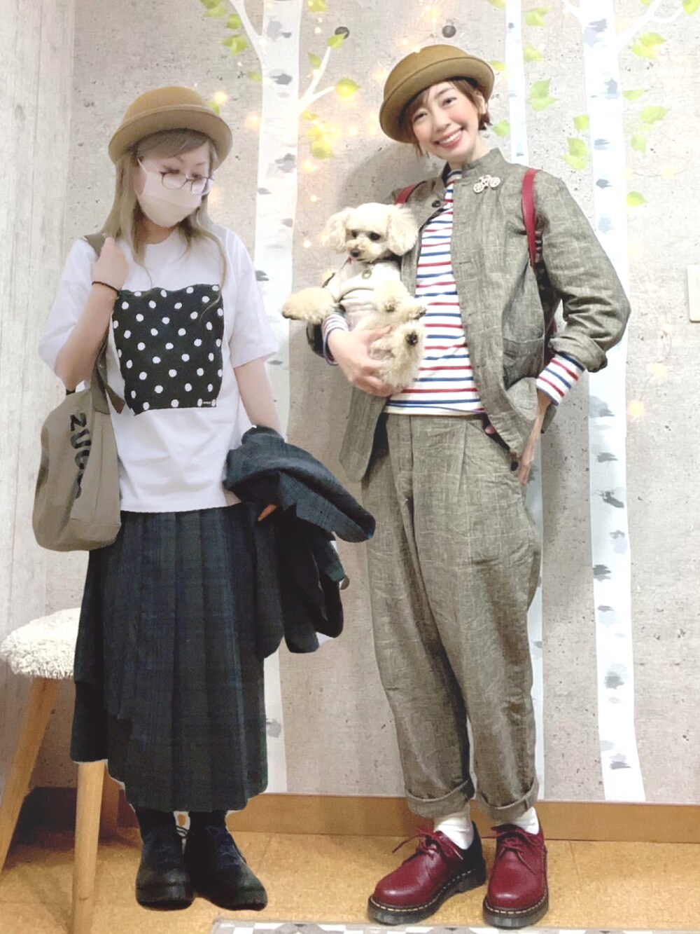 ブラウン系のシャツ/ブラウス、ブラウン系のその他パンツ、レッド系のTシャツ/カットソーを着用したレディースの春コーディネートの2枚目の写真