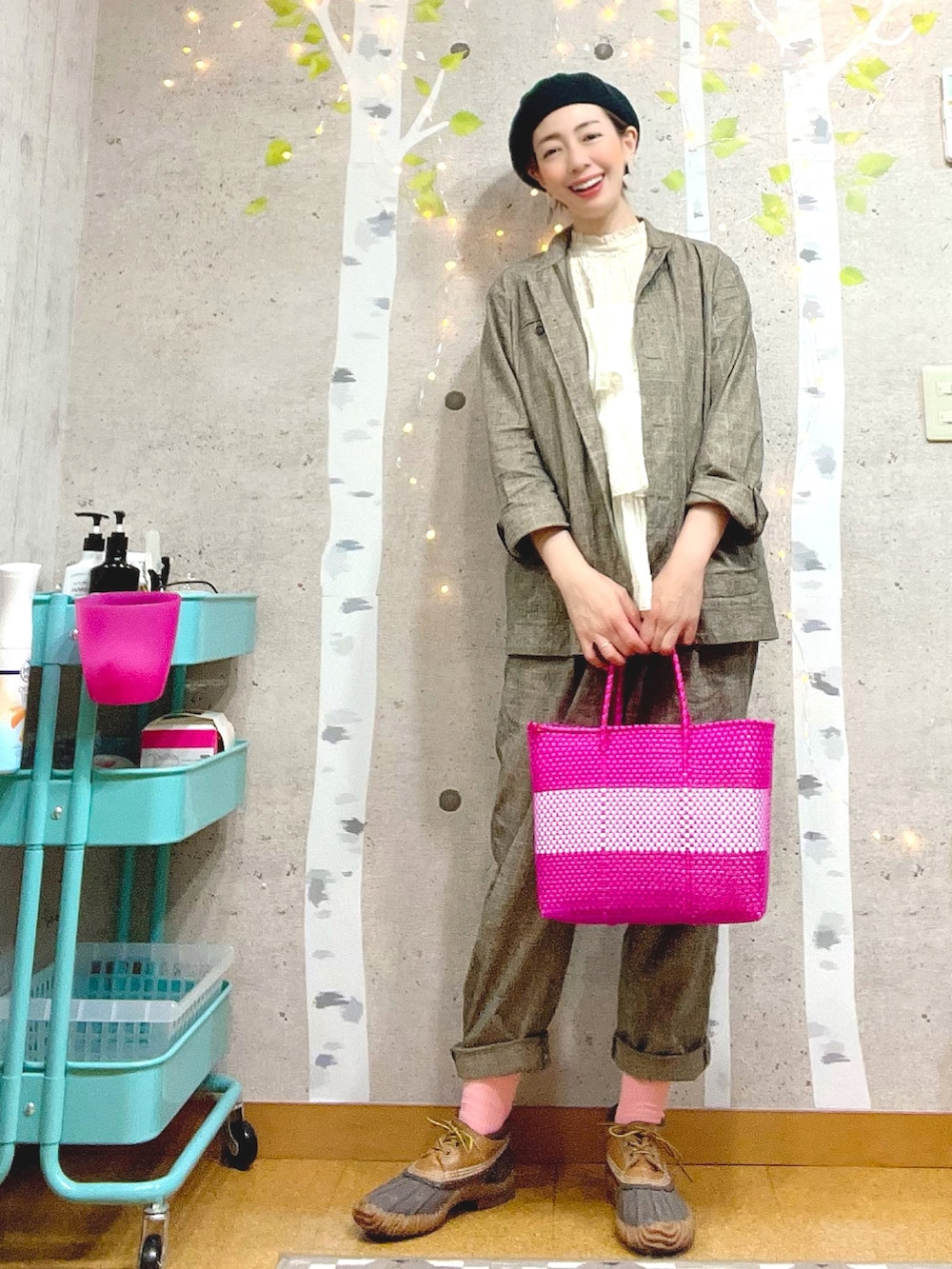 ピンク系のトートバッグ、ピンク系のエコバッグ/サブバッグ、ホワイト系のシャツ/ブラウスを着用したレディースの秋コーディネートの2枚目の写真