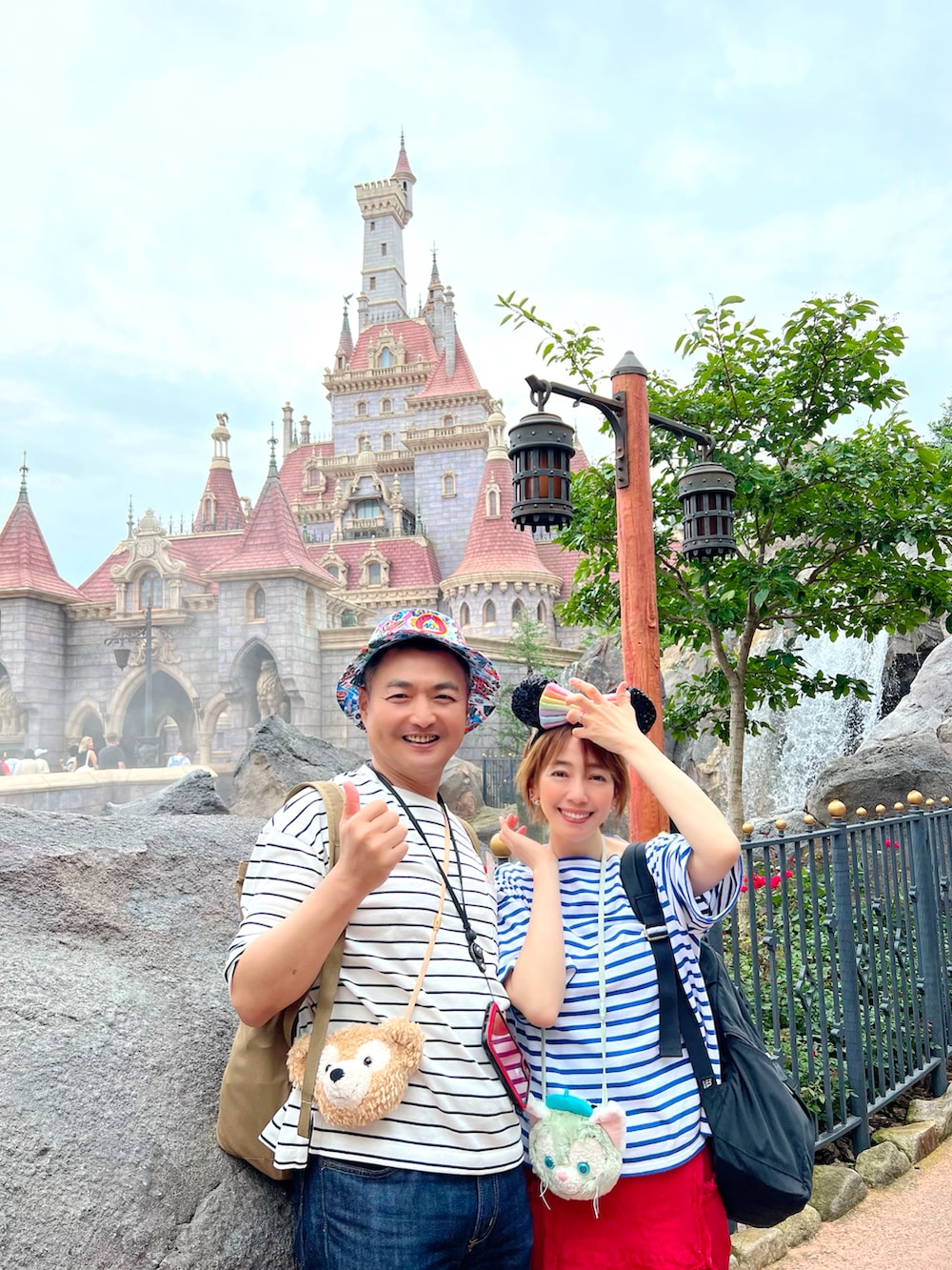 レッド系のその他、パープル系のその他、オレンジ系の音楽/本・雑誌を着用したレディースの夏コーディネートの2枚目の写真