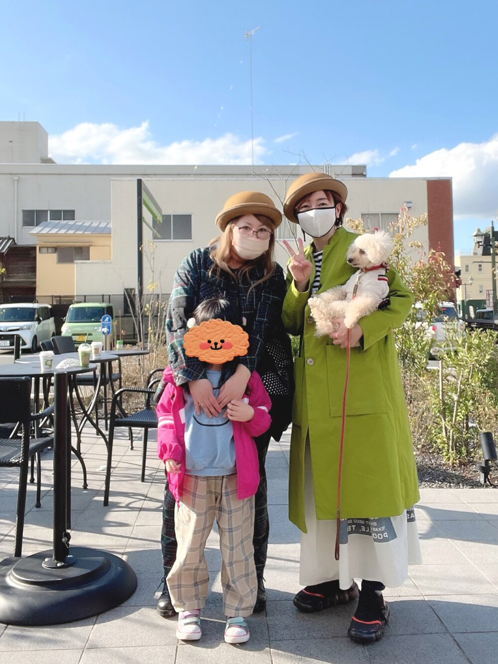 ホワイト系のワンピース、ブラック系のTシャツ/カットソー、ブラック系のスニーカーを着用したレディースの春コーディネートの3枚目の写真