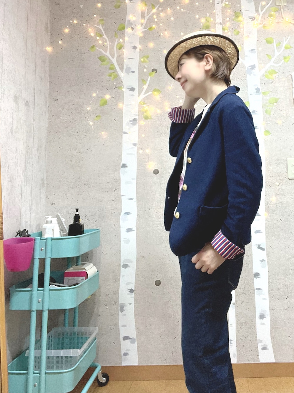 ピンク系のTシャツ/カットソー、ブルー系のテーラードジャケット、ピンク系のかごバッグを着用したレディースの春コーディネートの4枚目の写真