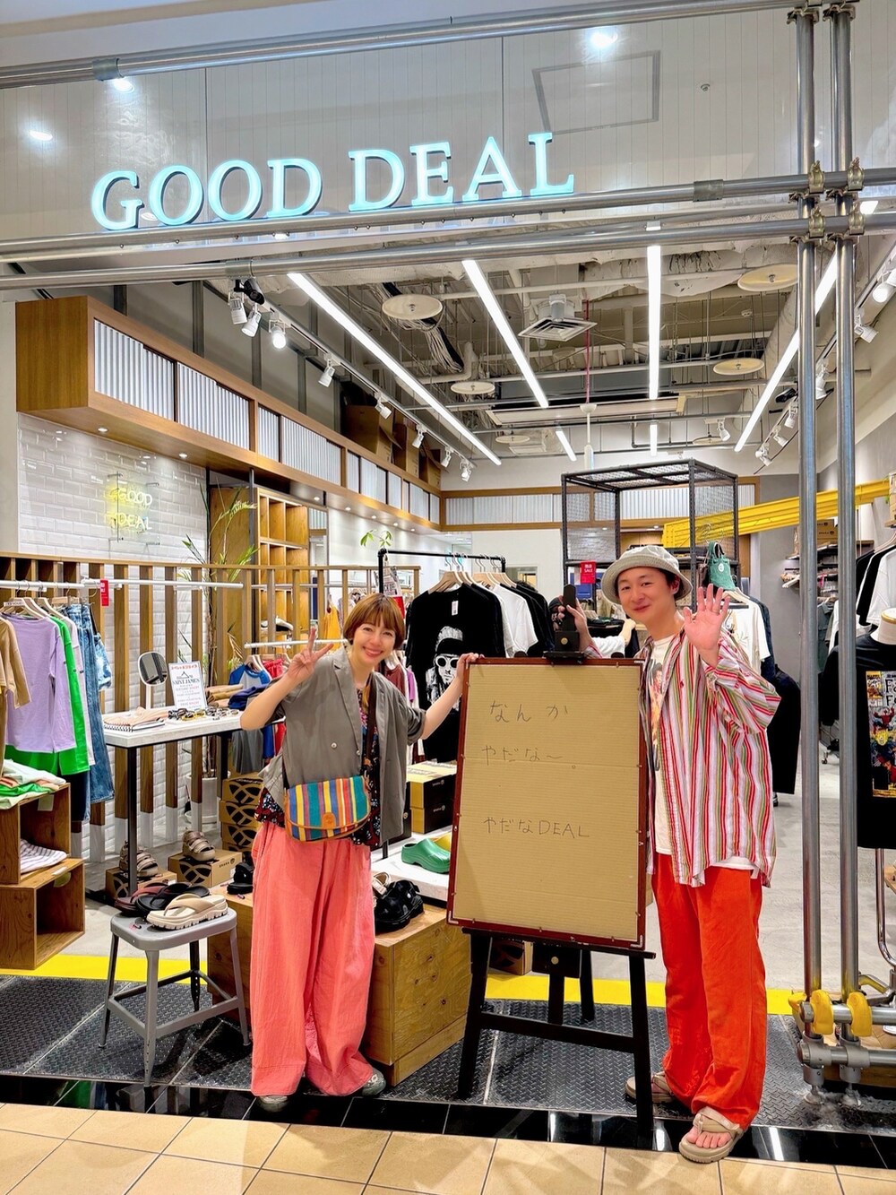 ホワイト系のシャツ/ブラウス、ブルー系のデニムパンツ、その他のショルダーバッグを着用したレディースの夏コーディネートの2枚目の写真