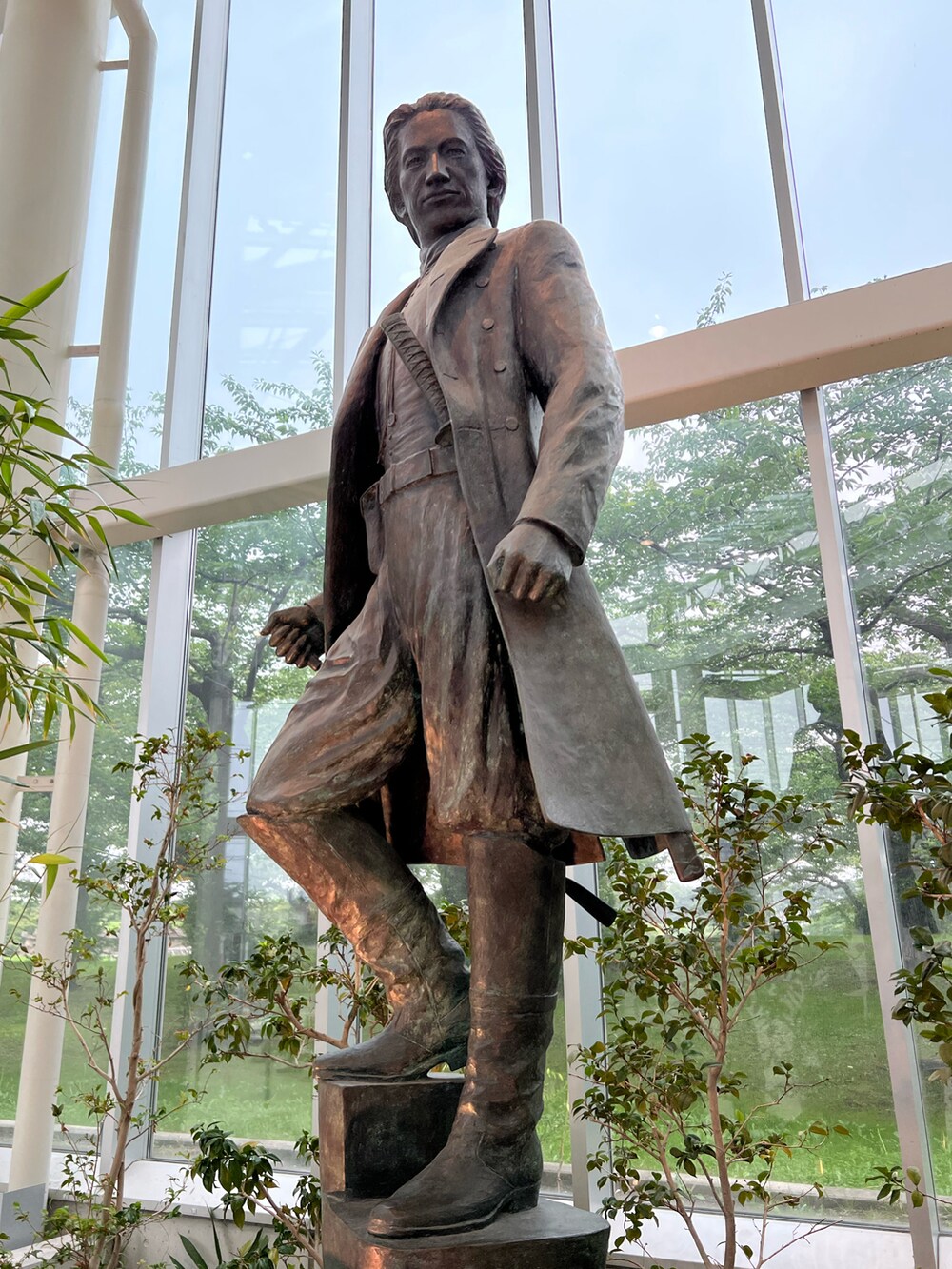 ブラウン系のペットウェア、ブラウン系のファッション雑貨、ピンク系のペットウェアを着用したレディースの夏コーディネートの5枚目の写真