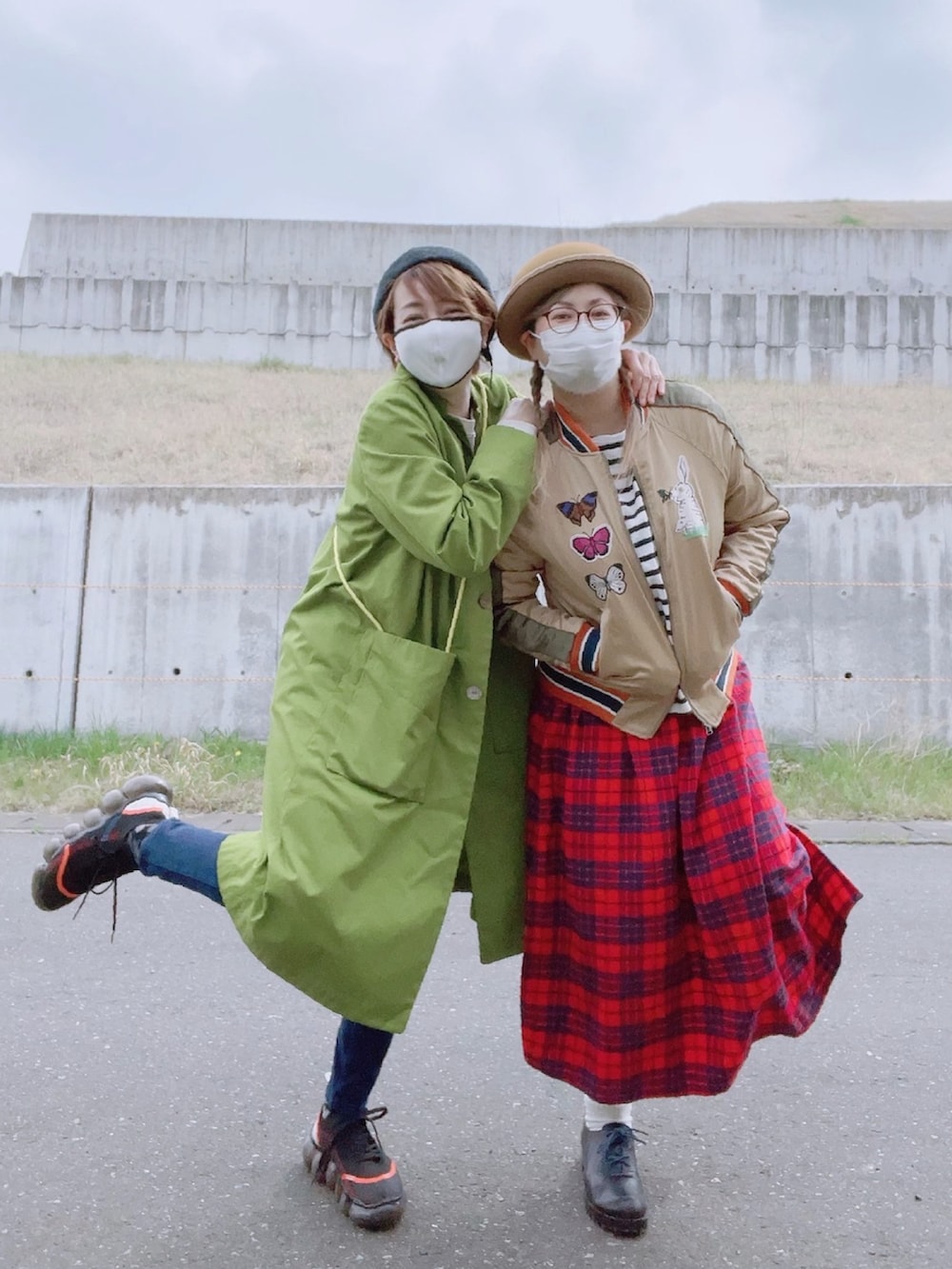 ゴールド系のスカジャン、レッド系のスカート、その他のドレスシューズを着用したレディースの春コーディネートの5枚目の写真