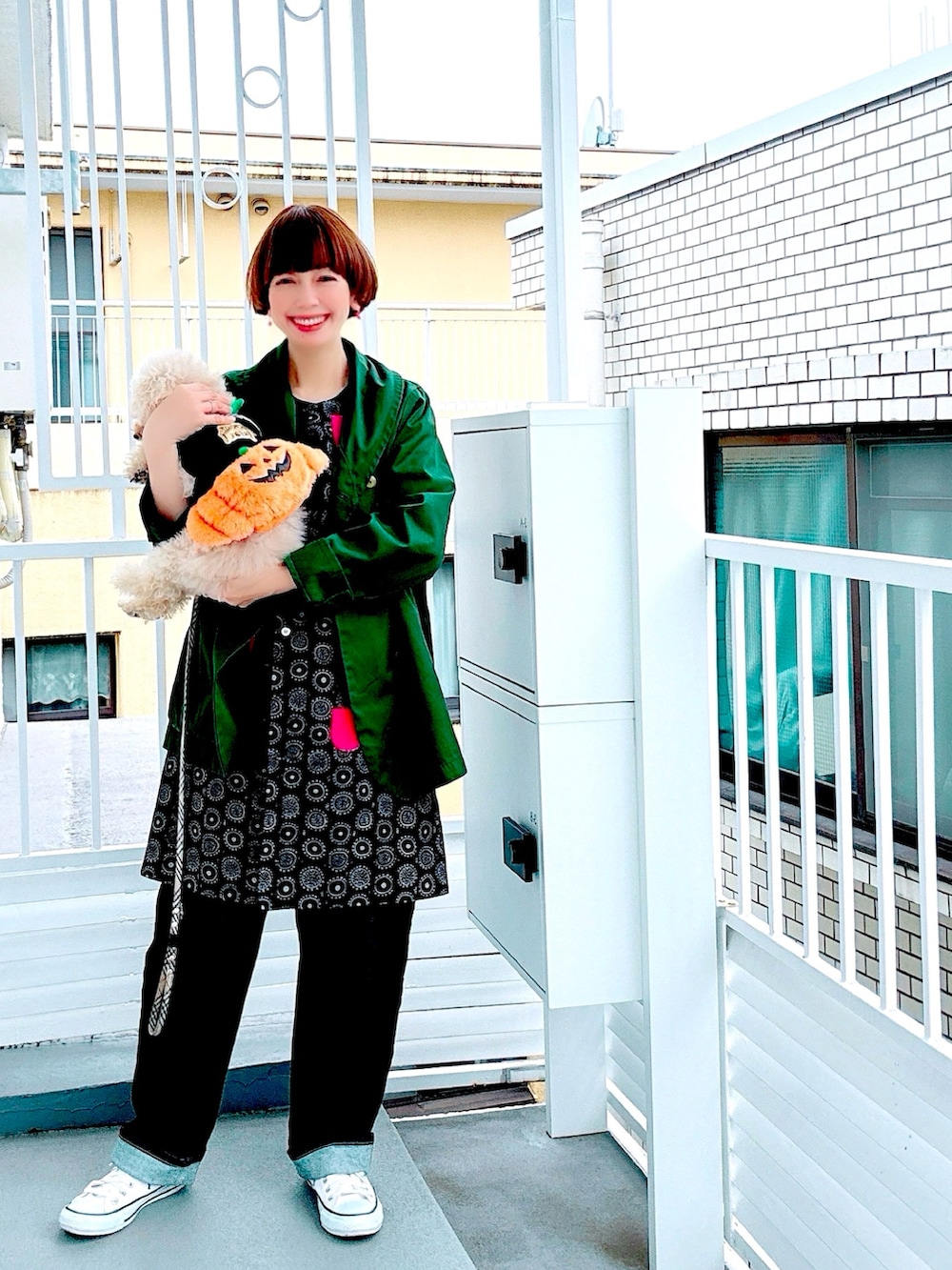 ホワイト系のシャツ/ブラウス、ブルー系のデニムパンツ、ホワイト系のスニーカーを着用したレディースの秋コーディネートの4枚目の写真