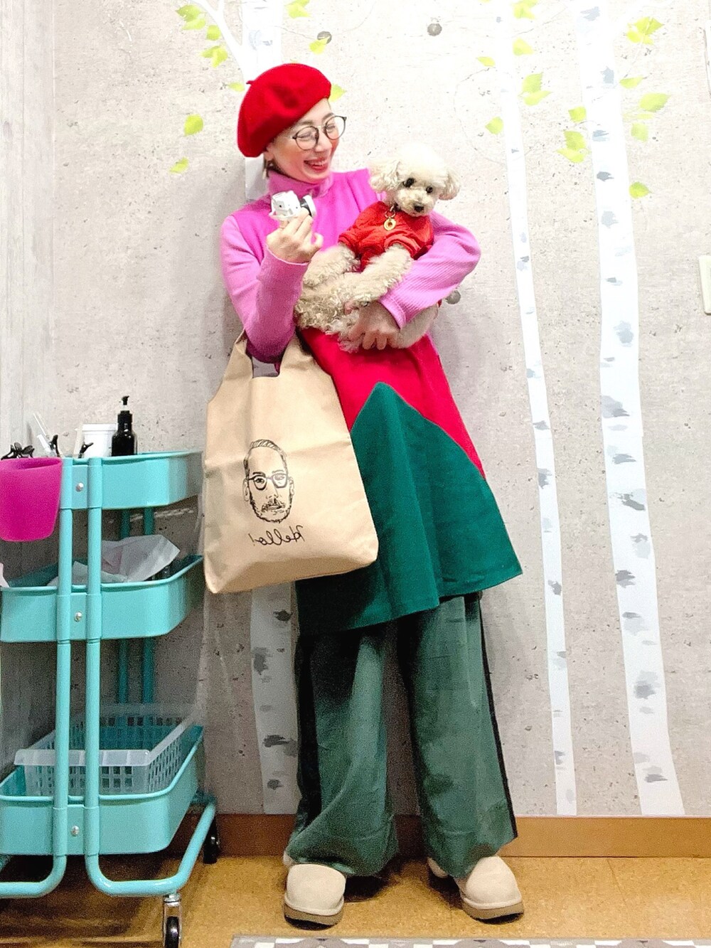 ベージュ系のエコバッグ/サブバッグ、ピンク系のTシャツ/カットソー、グリーン系のワンピースを着用したレディースの冬コーディネートの2枚目の写真