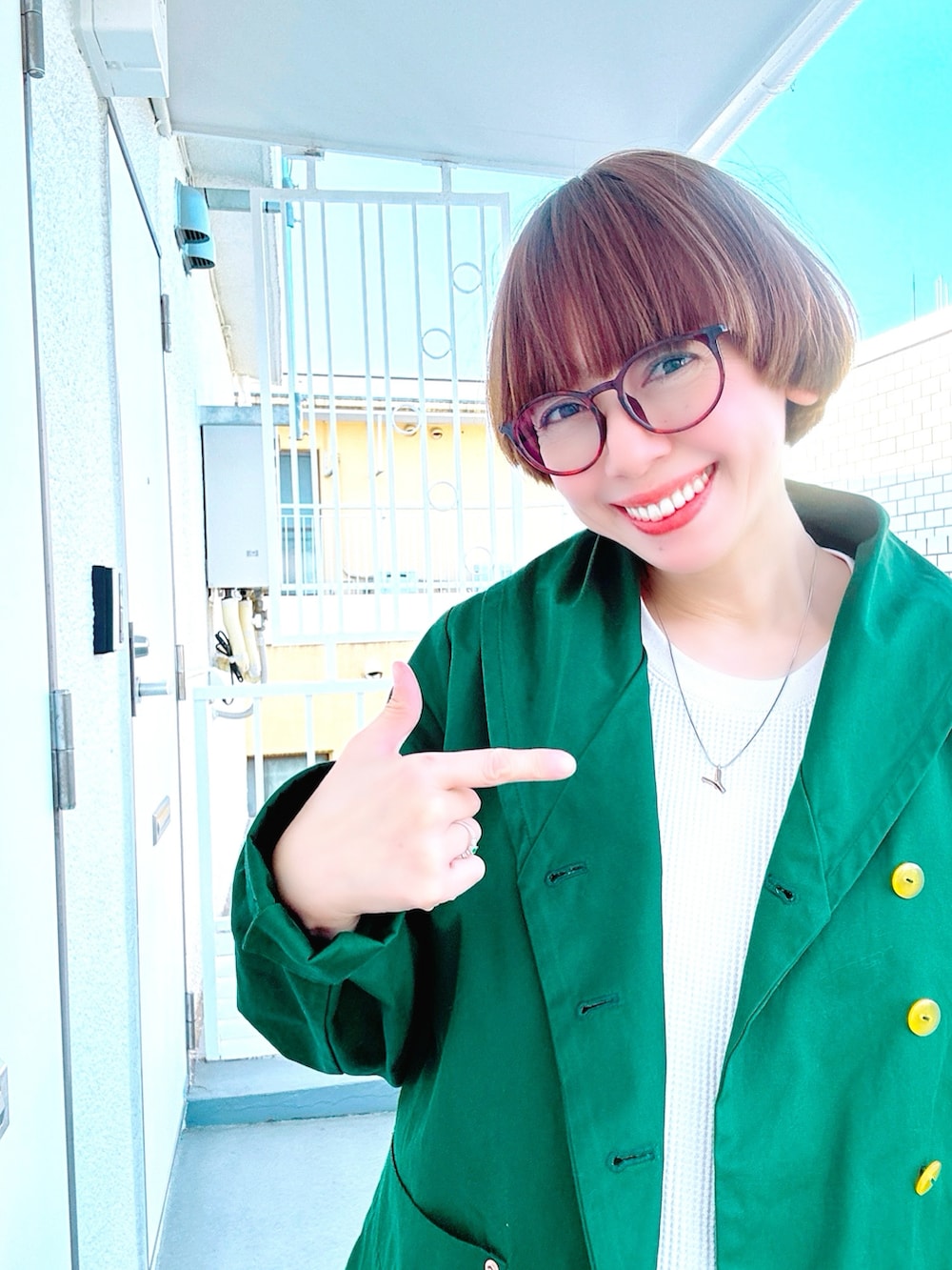 ブルー系のデニムパンツ、グリーン系のブルゾン、ホワイト系のTシャツ/カットソーを着用したレディースの秋コーディネートの2枚目の写真