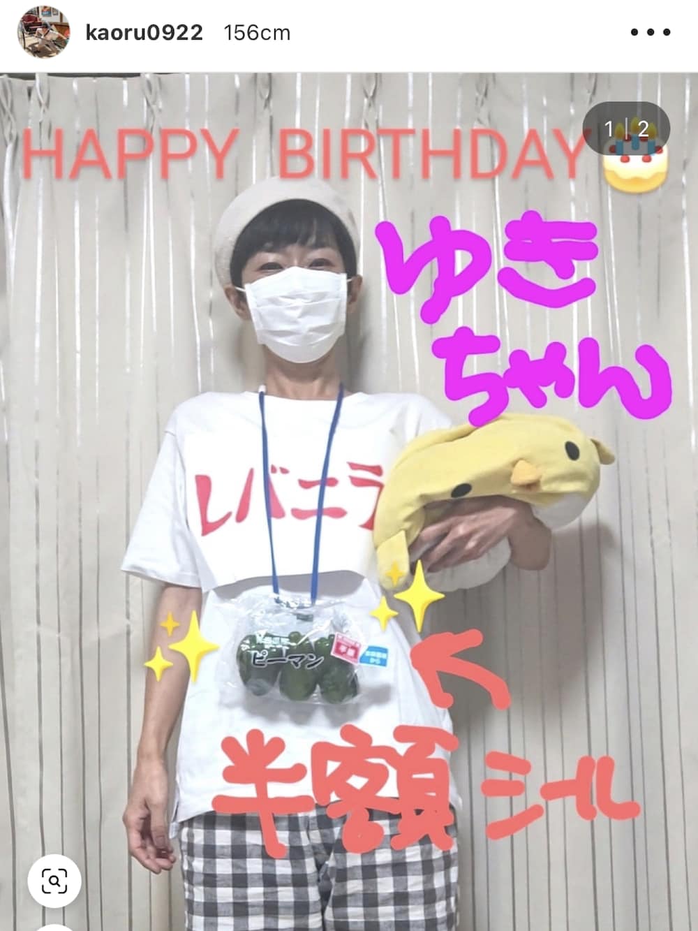 ブラウン系のその他パンツ、グレー系のTシャツ/カットソー、ホワイト系のトートバッグを着用したレディースの秋コーディネートの2枚目の写真