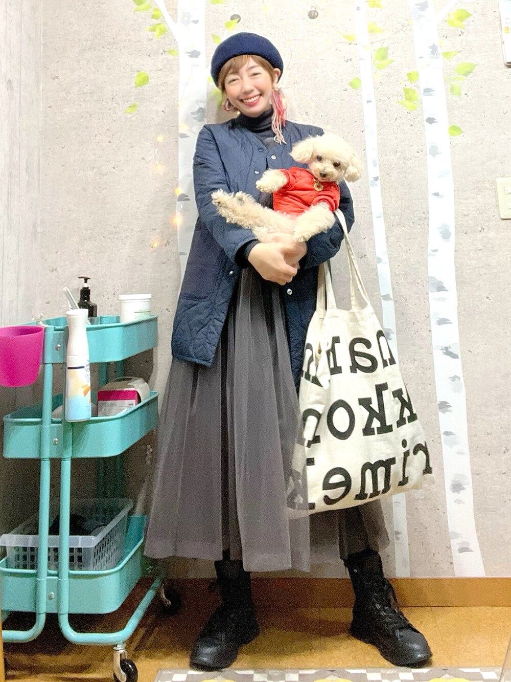 その他のボストンバッグ、グレー系のニット/セーター、グレー系のワンピースを着用したレディースの冬コーディネートの3枚目の写真