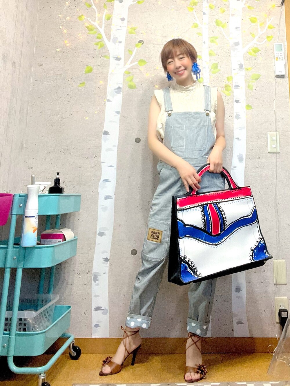 ベージュ系のシャツ/ブラウス、その他のサロペット/オーバーオール、その他のボストンバッグを着用したレディースの秋コーディネートの2枚目の写真