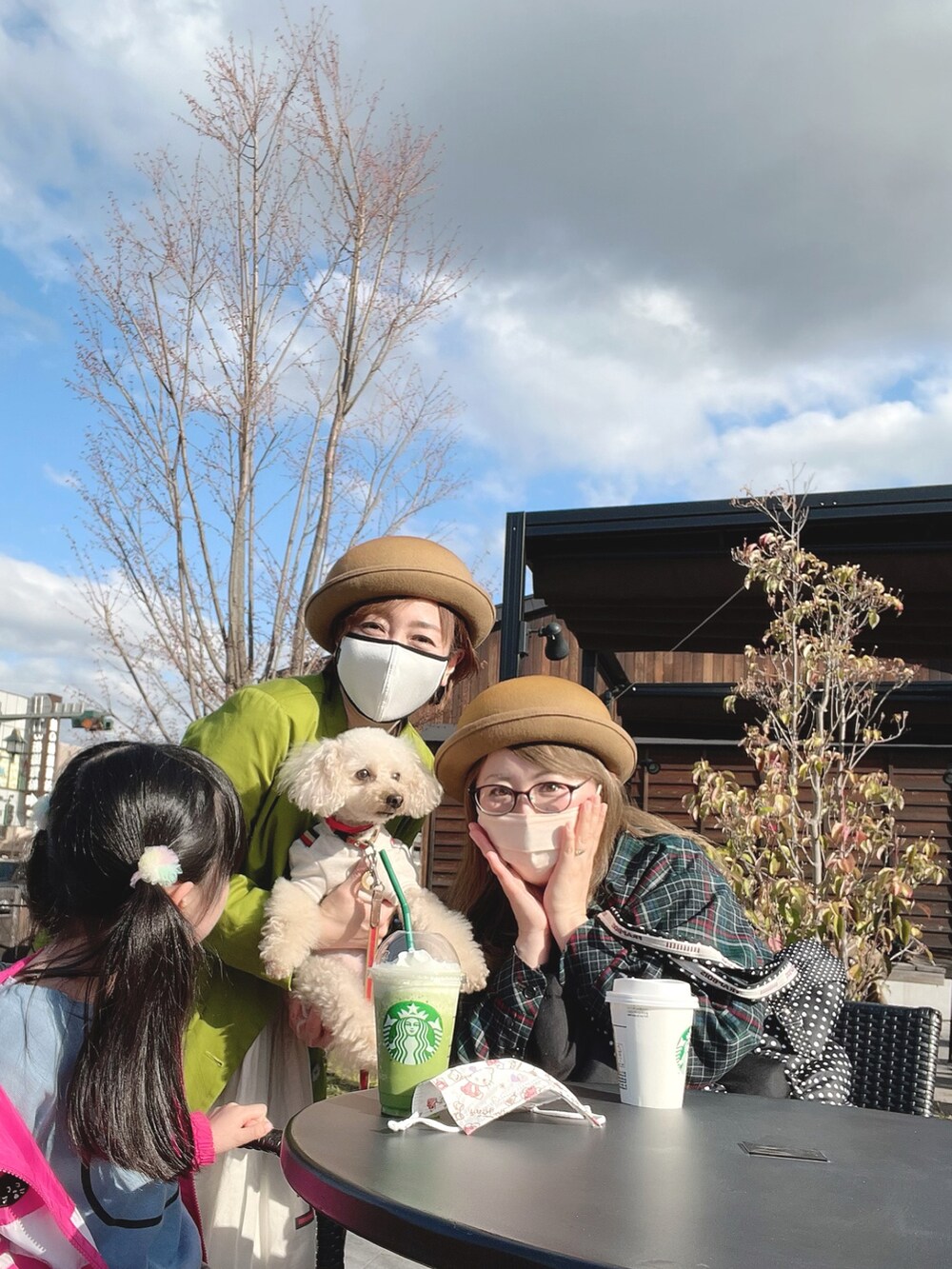 ホワイト系のワンピース、ブラック系のTシャツ/カットソー、ブラック系のスニーカーを着用したレディースの春コーディネートの2枚目の写真