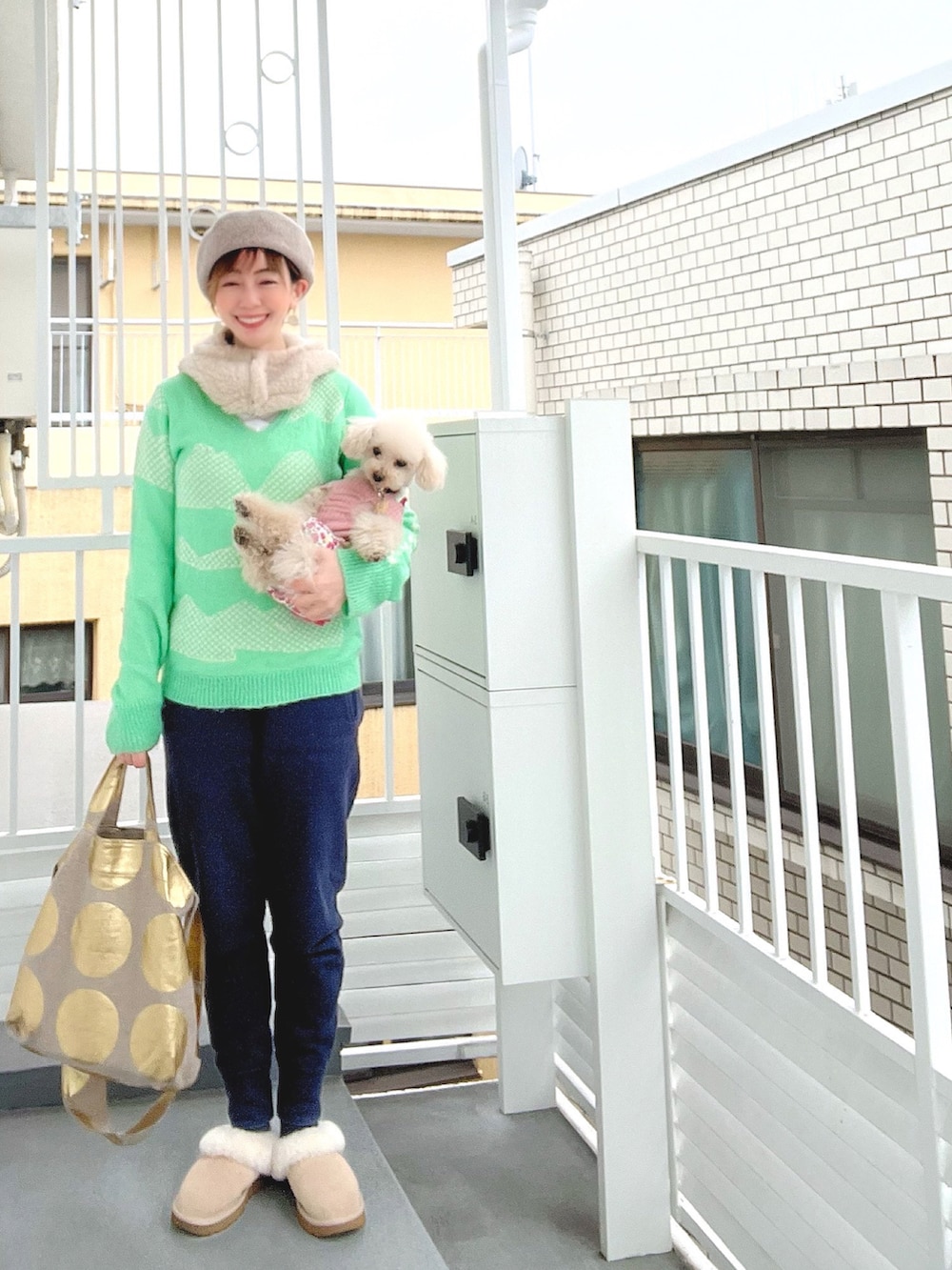 イエロー系のチェスターコート、グリーン系のニット/セーター、ブルー系のその他パンツを着用したレディースの冬コーディネートの2枚目の写真