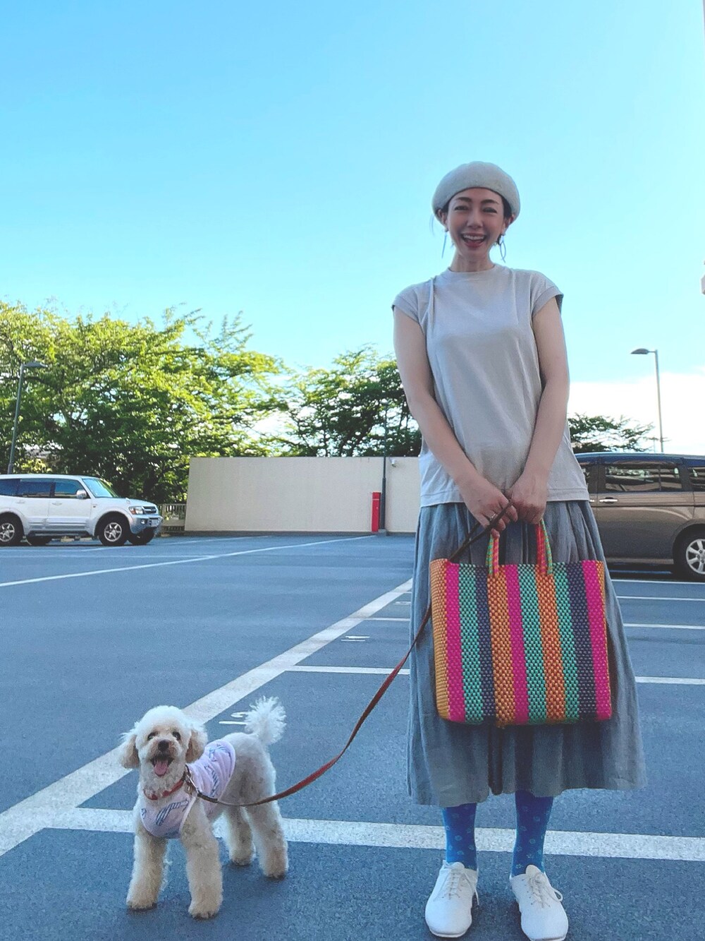 グレー系のTシャツ/カットソー、その他のトートバッグ、グレー系のスカートを着用したレディースの夏コーディネートの3枚目の写真