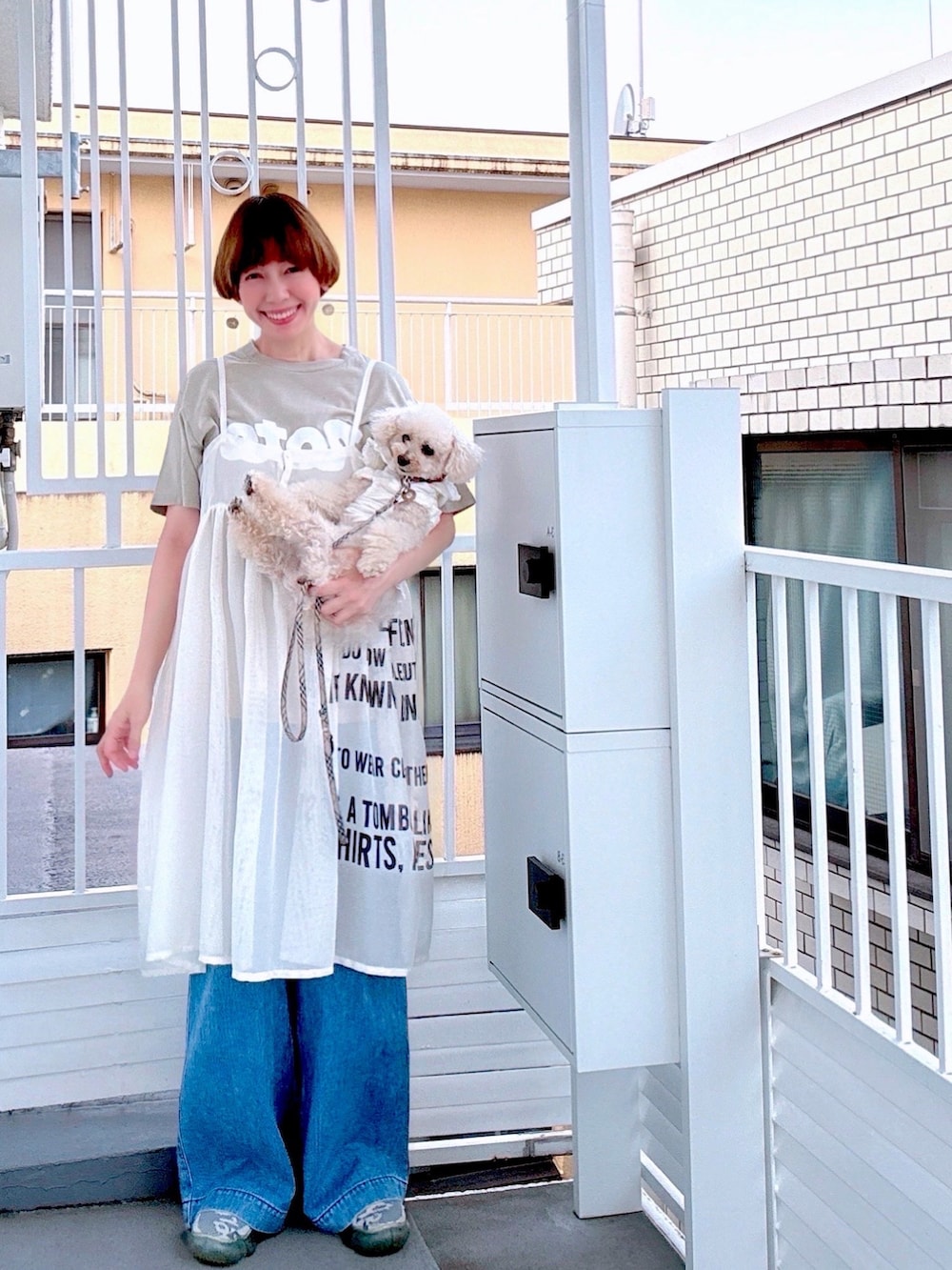 ホワイト系のワンピース、ホワイト系のスニーカー、ホワイト系のTシャツ/カットソーを着用したレディースの秋コーディネートの2枚目の写真