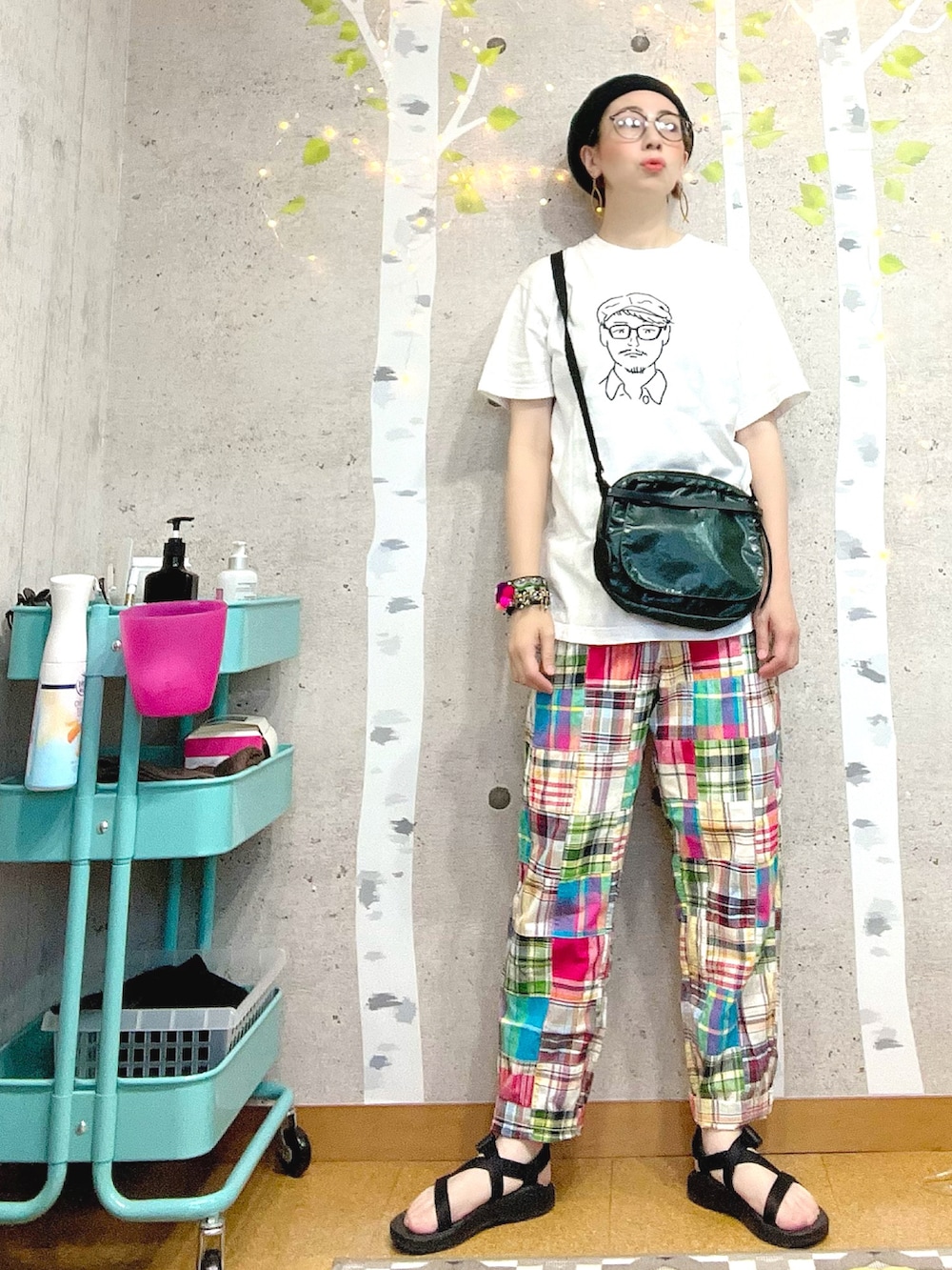 ホワイト系のTシャツ/カットソー、ピンク系のワンピース、ピンク系のトートバッグを着用したレディースの夏コーディネートの4枚目の写真