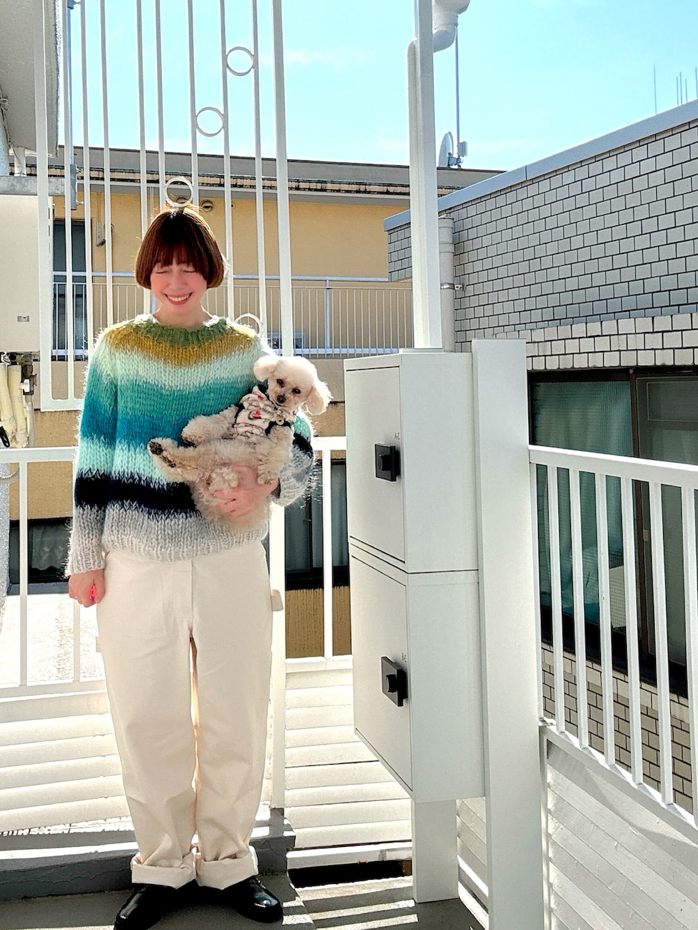 グリーン系のニット/セーター、ホワイト系のその他パンツ、ブラック系のローファーを着用したレディースの冬コーディネートの2枚目の写真