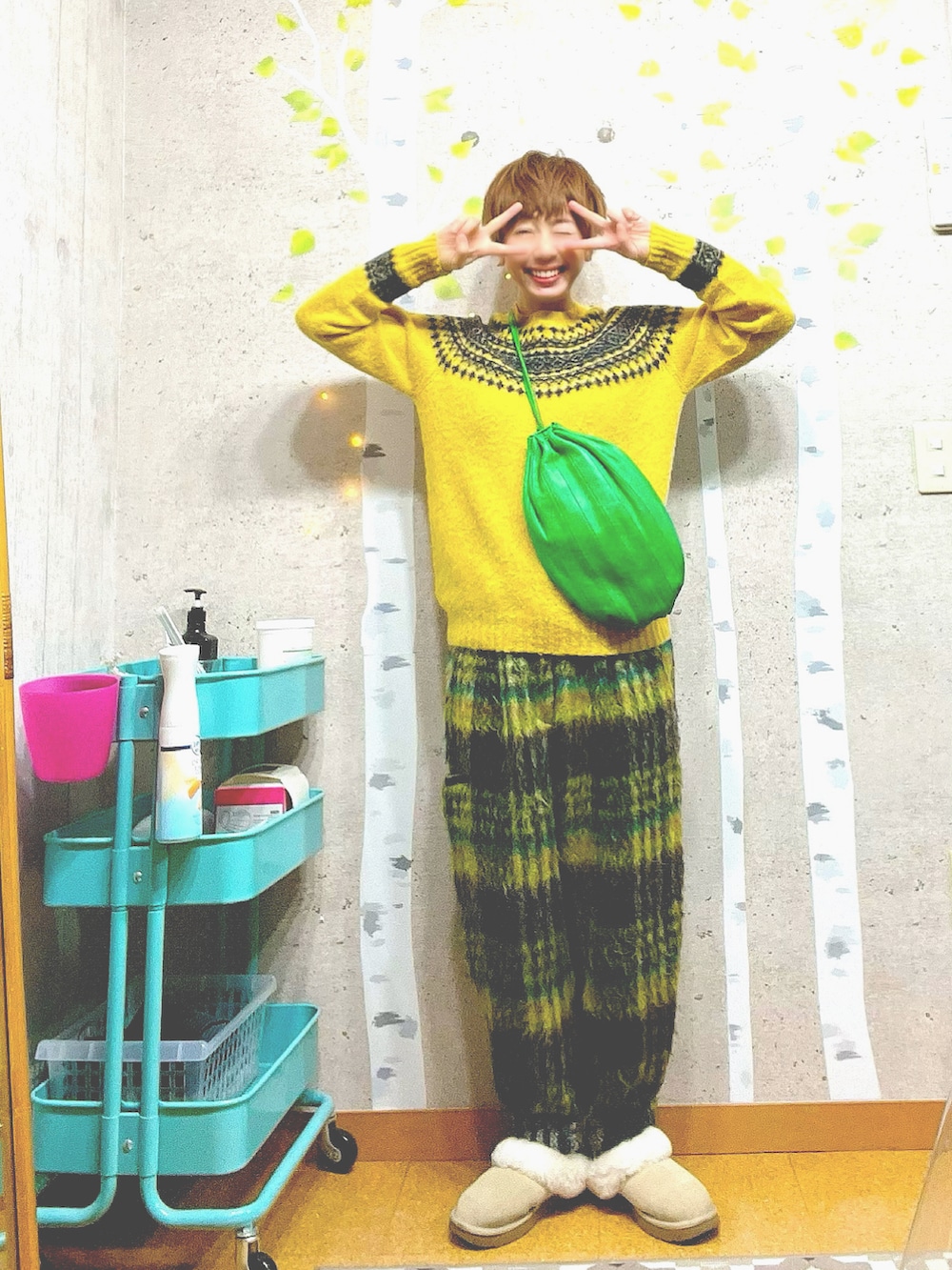 グリーン系のその他パンツ、イエロー系のニット/セーター、グリーン系のショルダーバッグを着用したレディースの冬コーディネートの2枚目の写真