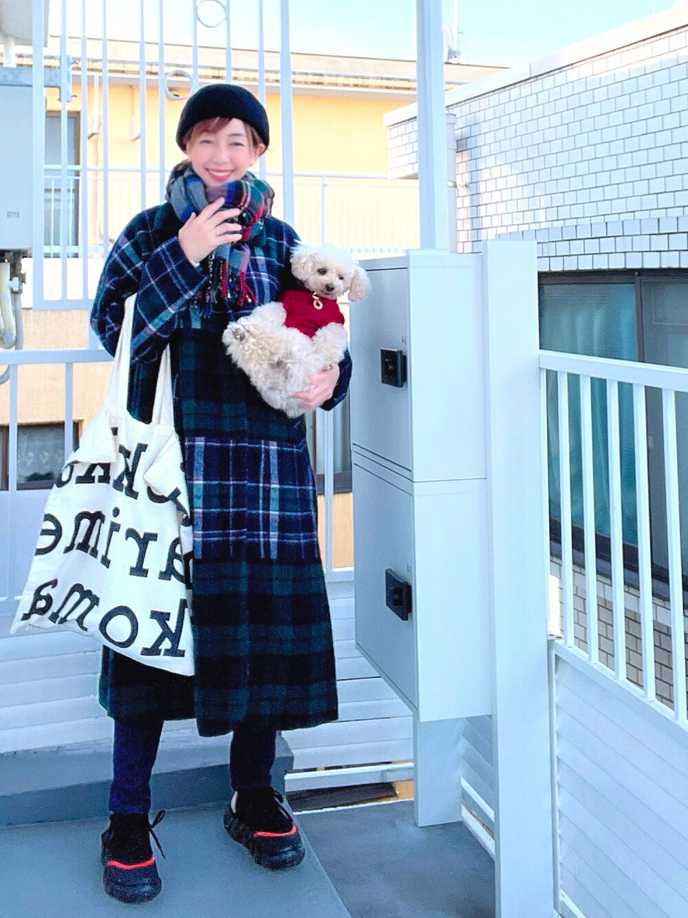 グリーン系のその他アウター、ホワイト系のトートバッグ、ブルー系のデニムパンツを着用したレディースの冬コーディネートの3枚目の写真