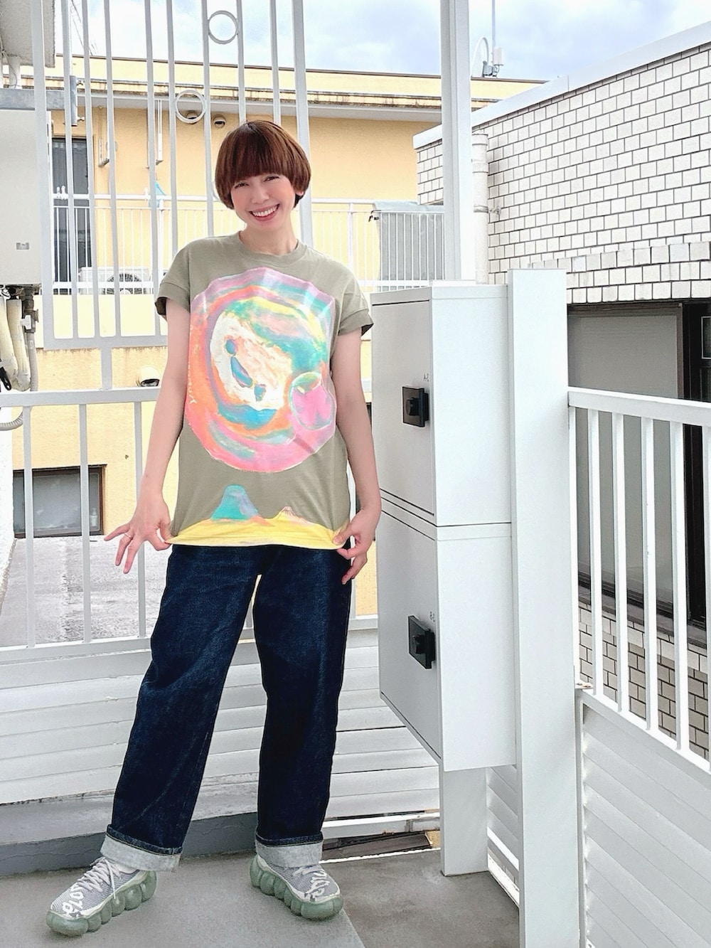 ホワイト系のスニーカー、グリーン系のジャージ、グリーン系のTシャツ/カットソーを着用したレディースの夏コーディネートの2枚目の写真