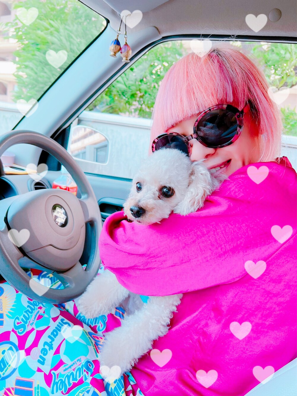 ピンク系のかごバッグ、ピンク系のシャツ/ブラウス、ブルー系のスカートを着用したレディースの夏コーディネートの5枚目の写真