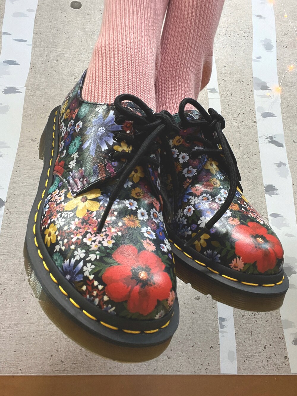 グレー系のTシャツ/カットソー、その他のトートバッグ、グレー系のスカートを着用したレディースの夏コーディネートの2枚目の写真