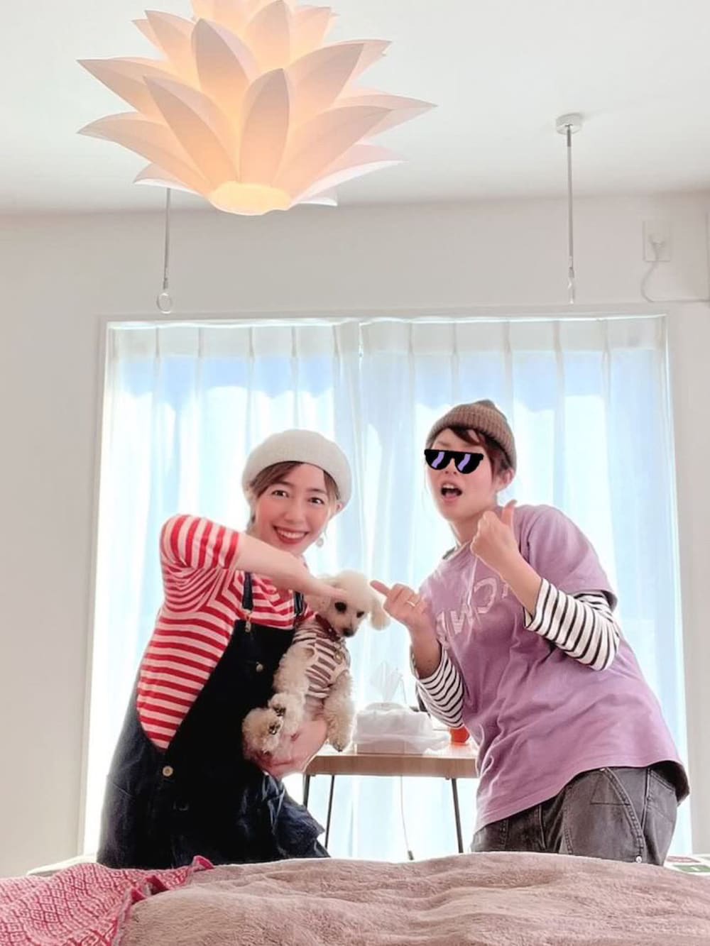 オレンジ系のTシャツ/カットソー、ブラック系のスニーカー、ピンク系のペットウェアを着用したレディースの春コーディネートの4枚目の写真