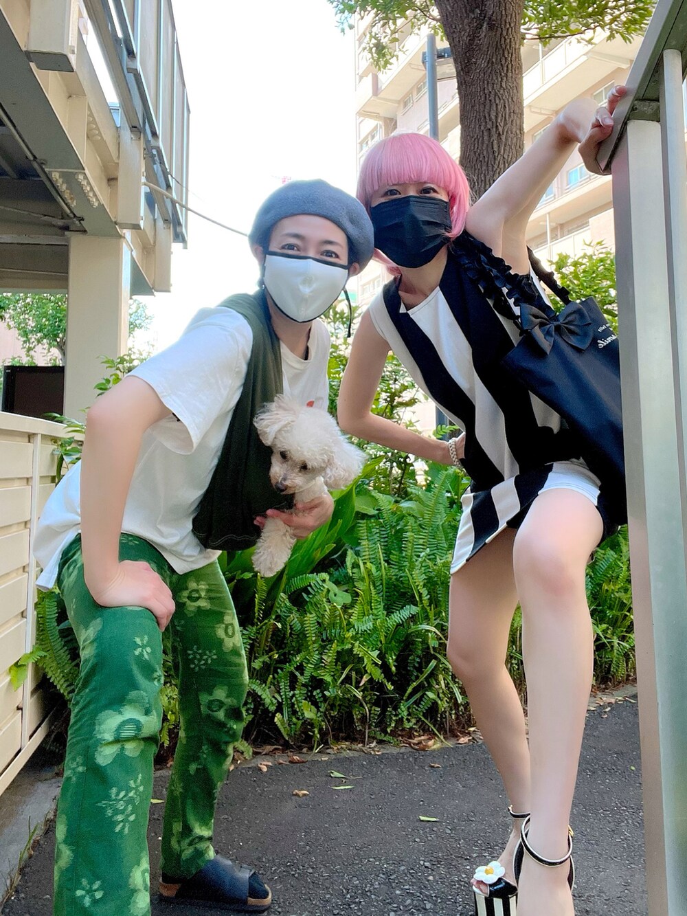 ホワイト系のシャツ/ブラウス、ブラウン系のその他パンツ、ホワイト系のエコバッグ/サブバッグを着用したレディースの夏コーディネートの3枚目の写真