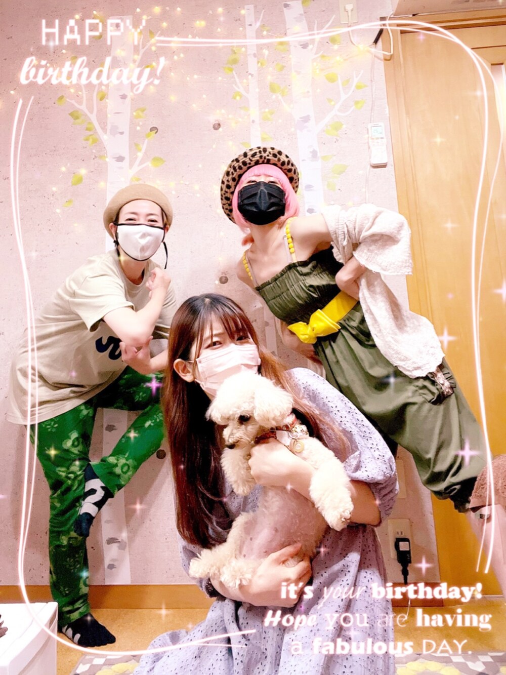 ホワイト系のTシャツ/カットソー、ブルー系のその他パンツ、ブラック系のスニーカーを着用したレディースの夏コーディネートの3枚目の写真