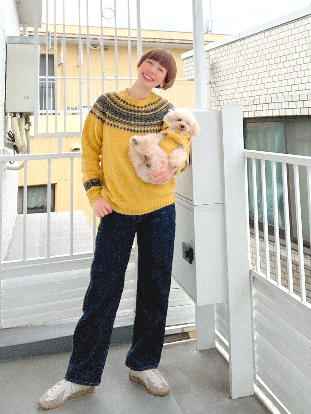 グリーン系のその他アウター、イエロー系のニット/セーター、ブルー系のデニムパンツを着用したレディースの春コーディネートの3枚目の写真