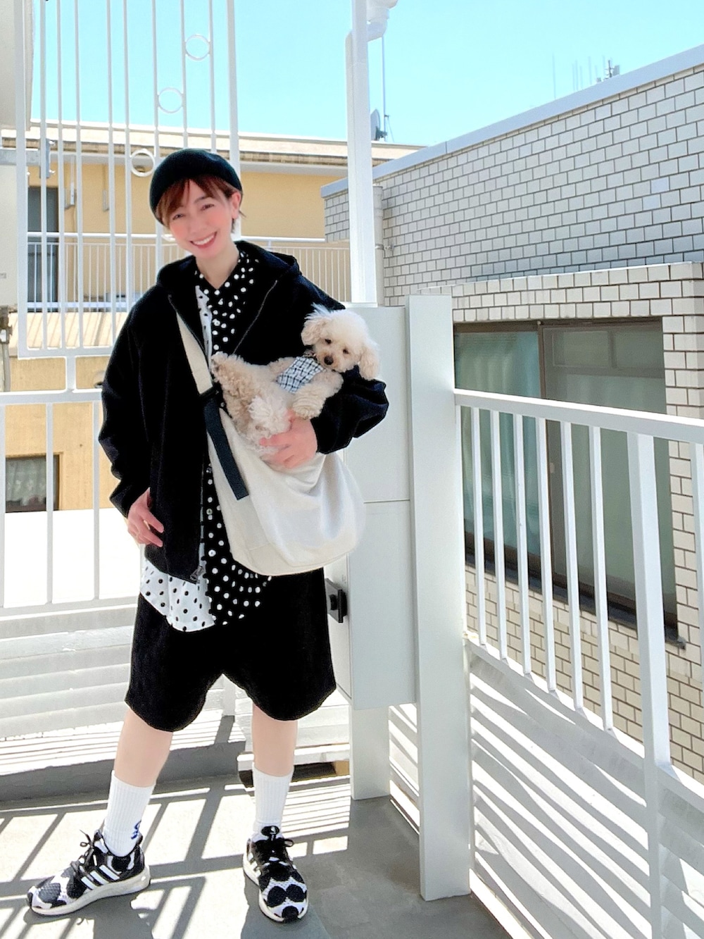 ホワイト系のTシャツ/カットソー、グリーン系のショルダーバッグ、ブルー系のデニムパンツを着用したレディースの春コーディネートの2枚目の写真