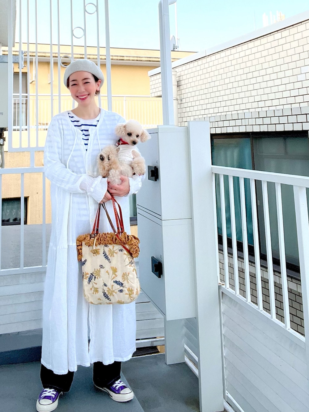 ホワイト系のシャツワンピース、ブルー系のTシャツ/カットソー、ブルー系のデニムパンツを着用したレディースの春コーディネートの2枚目の写真