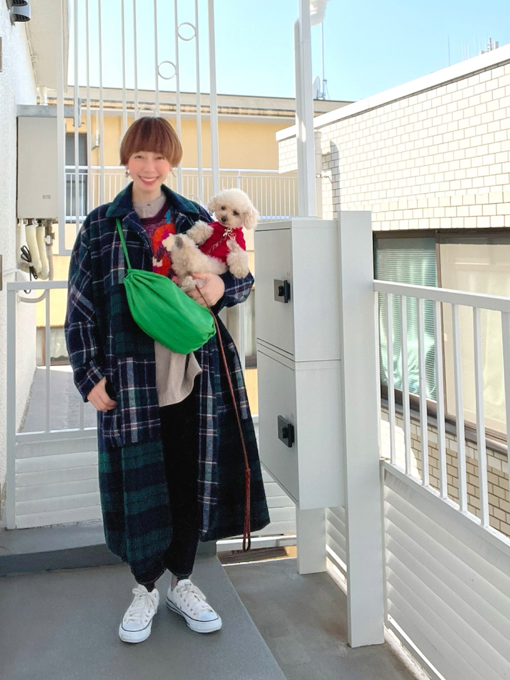 グリーン系のその他アウター、ピンク系のベスト、ベージュ系のシャツ/ブラウスを着用したレディースの春コーディネートの2枚目の写真