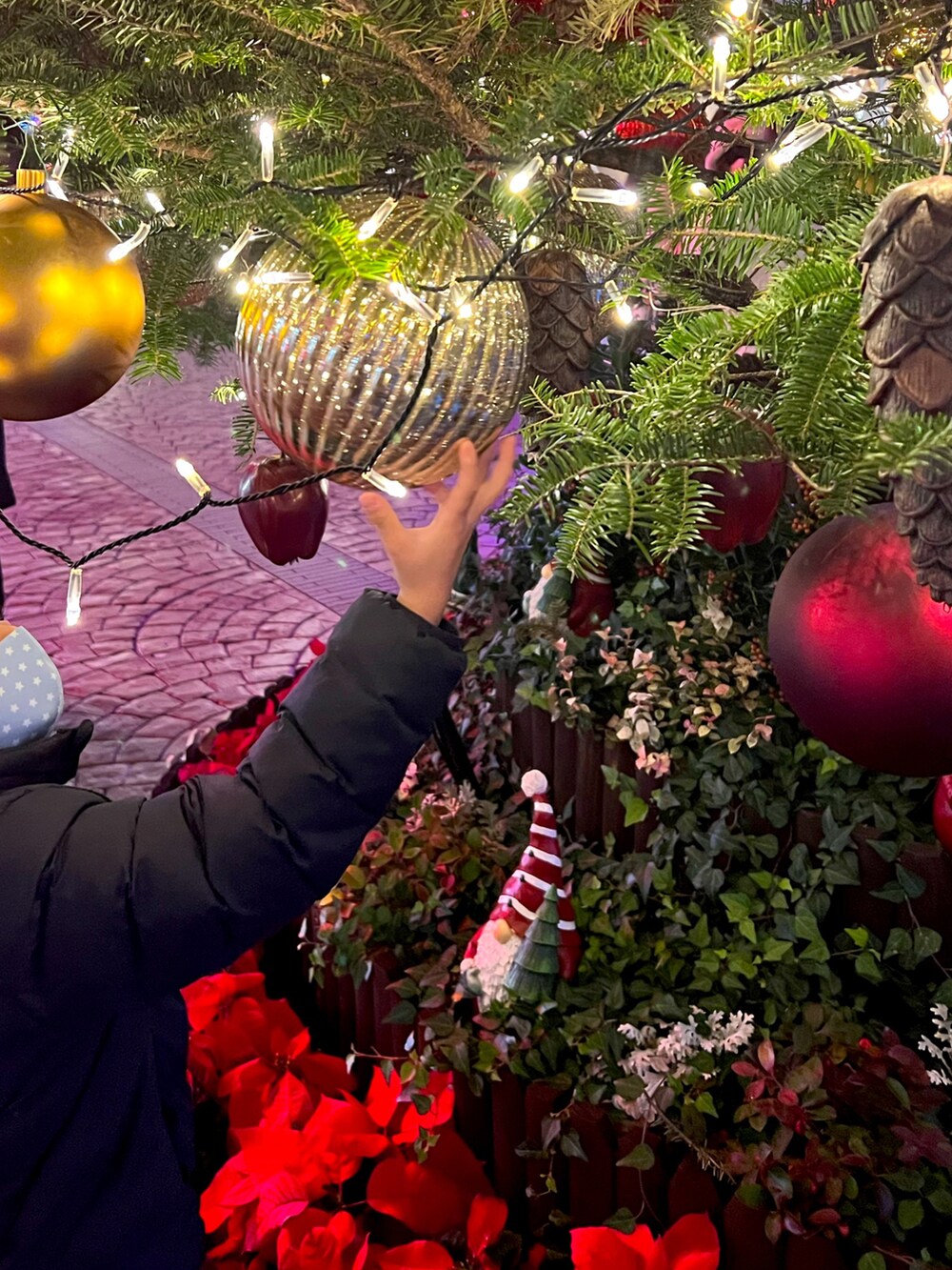 オレンジ系のショルダーバッグ、ブルー系のMA-1、レッド系のマフラーを着用したレディースの冬コーディネートの3枚目の写真