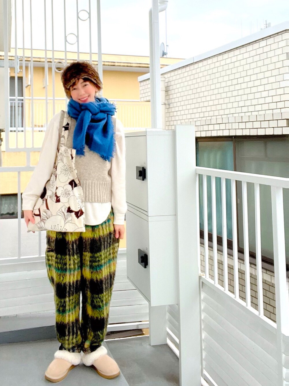 グリーン系のその他パンツ、ベージュ系のトートバッグ、ブルー系のMA-1を着用したレディースの冬コーディネートの2枚目の写真