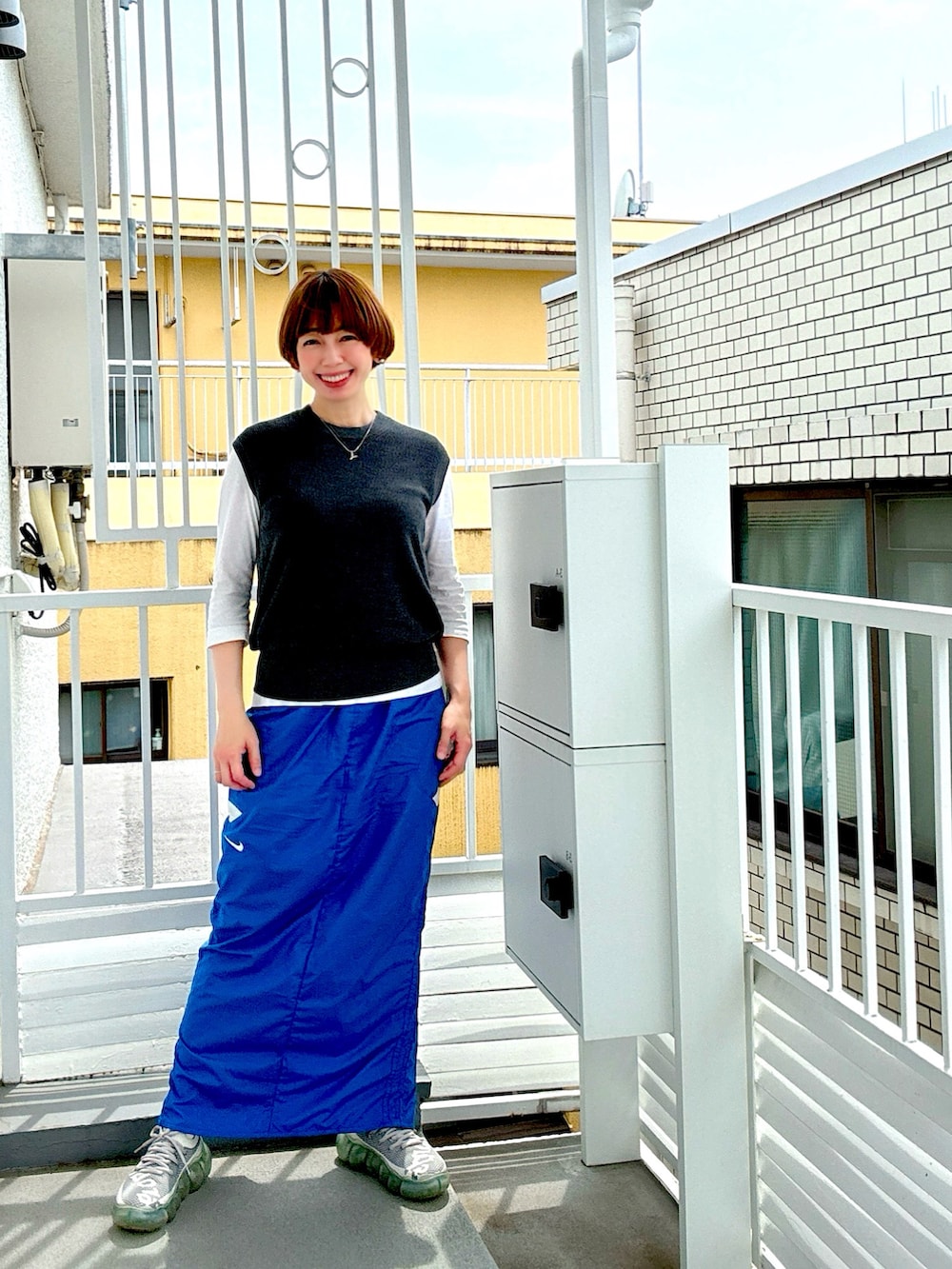 ブルー系のジャージ、ホワイト系のワンピース/ドレス、ピンク系のワンピースを着用したレディースの春コーディネートの4枚目の写真