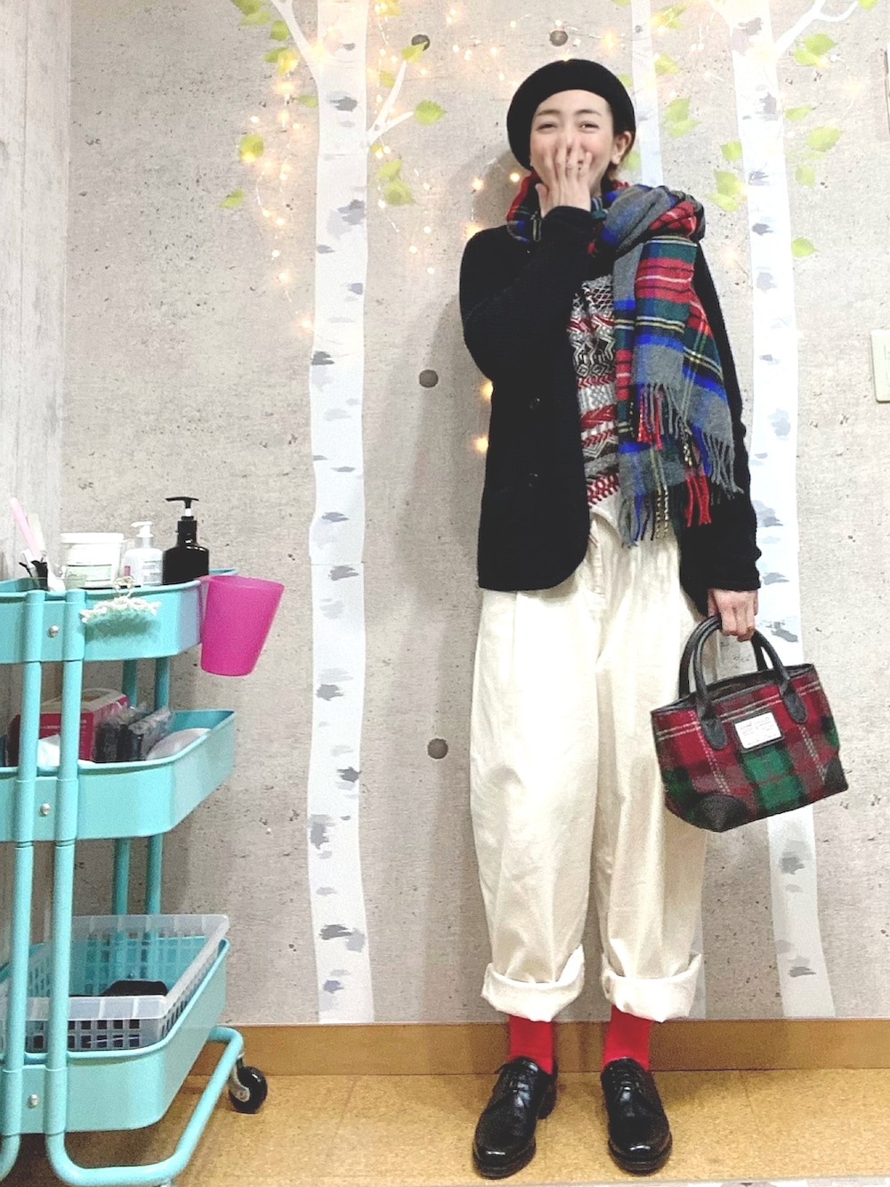 レッド系のトートバッグ、グレー系のニット/セーター、ホワイト系のその他パンツを着用したレディースの冬コーディネートの2枚目の写真