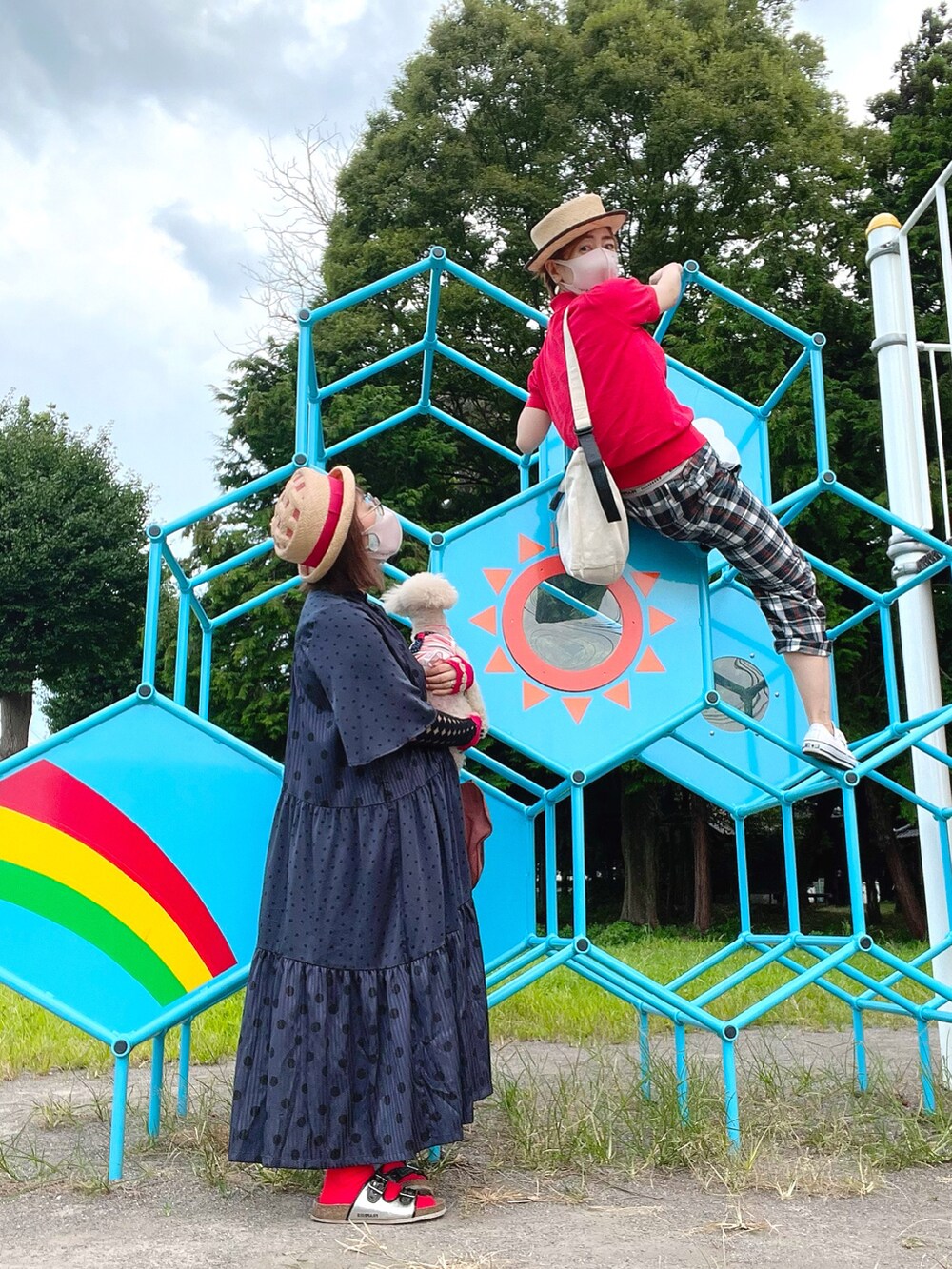 レッド系のハット、レッド系のペットウェア、ピンク系の食器/キッチンを着用したレディースの夏コーディネートの3枚目の写真