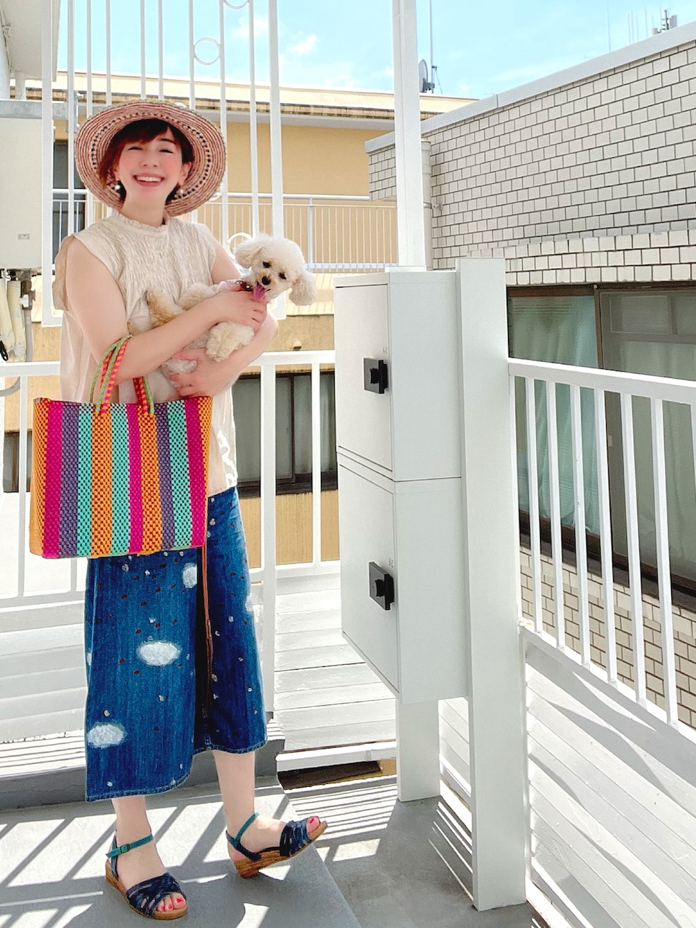 その他のトートバッグ、ベージュ系のシャツ/ブラウス、ブルー系のデニムパンツを着用したレディースの夏コーディネートの2枚目の写真