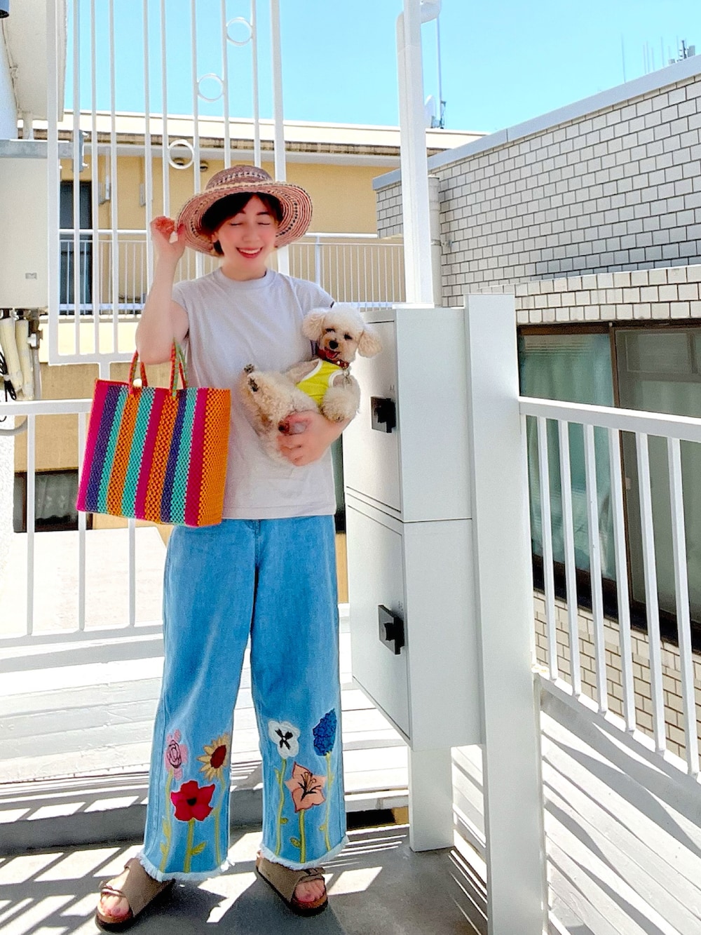 ブルー系のつなぎ/オールインワン、グリーン系のショルダーバッグ、グリーン系のブーツを着用したレディースの秋コーディネートの4枚目の写真