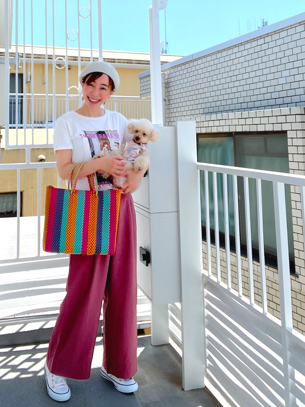 ピンク系のTシャツ/カットソー、ピンク系のパンツ、その他のトートバッグを着用したレディースの夏コーディネートの2枚目の写真