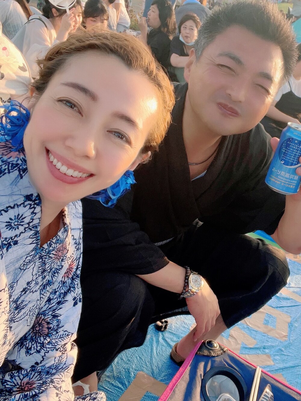 ベージュ系のサンダル、ホワイト系の浴衣、ホワイト系のペットウェアを着用したレディースの夏コーディネートの2枚目の写真