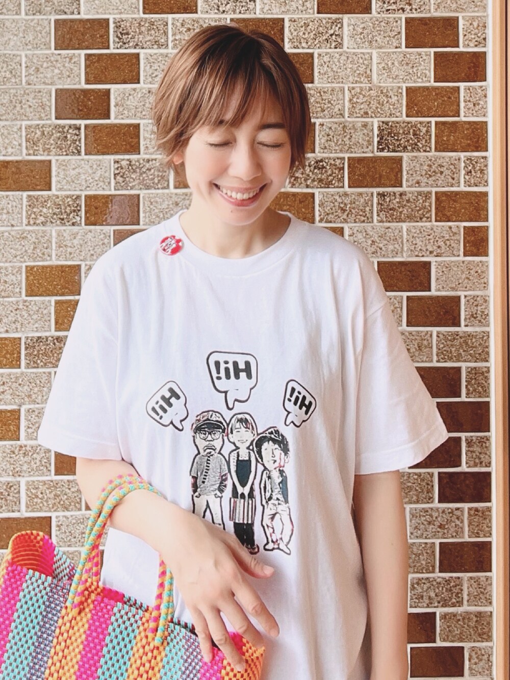 その他のトートバッグ、ホワイト系のTシャツ/カットソー、レッド系のTシャツ/カットソーを着用したレディースの夏コーディネートの5枚目の写真
