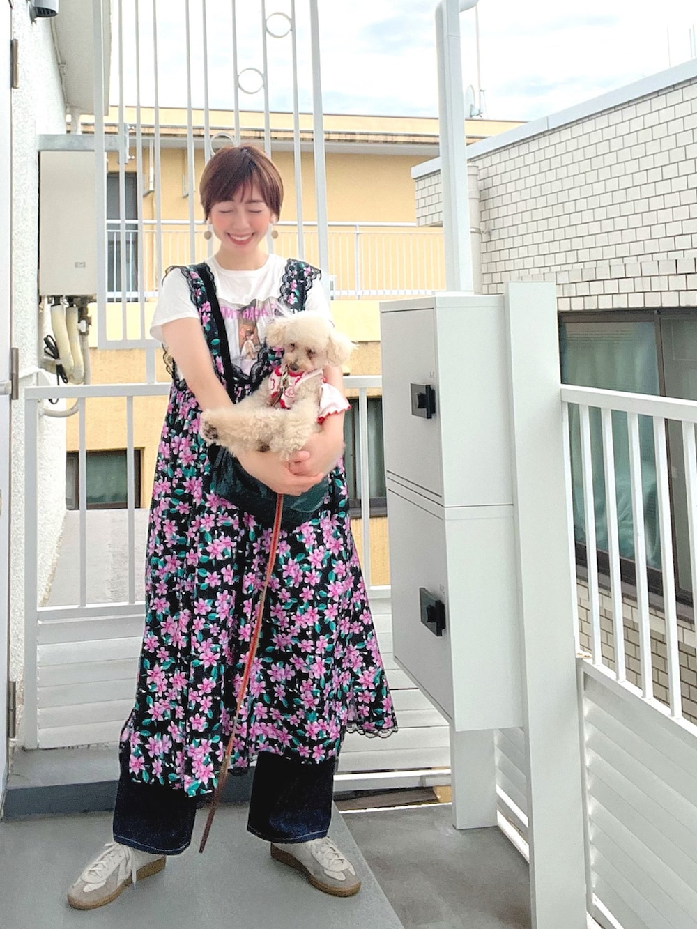 ブルー系のつなぎ/オールインワン、グリーン系のショルダーバッグ、グリーン系のブーツを着用したレディースの秋コーディネートの5枚目の写真