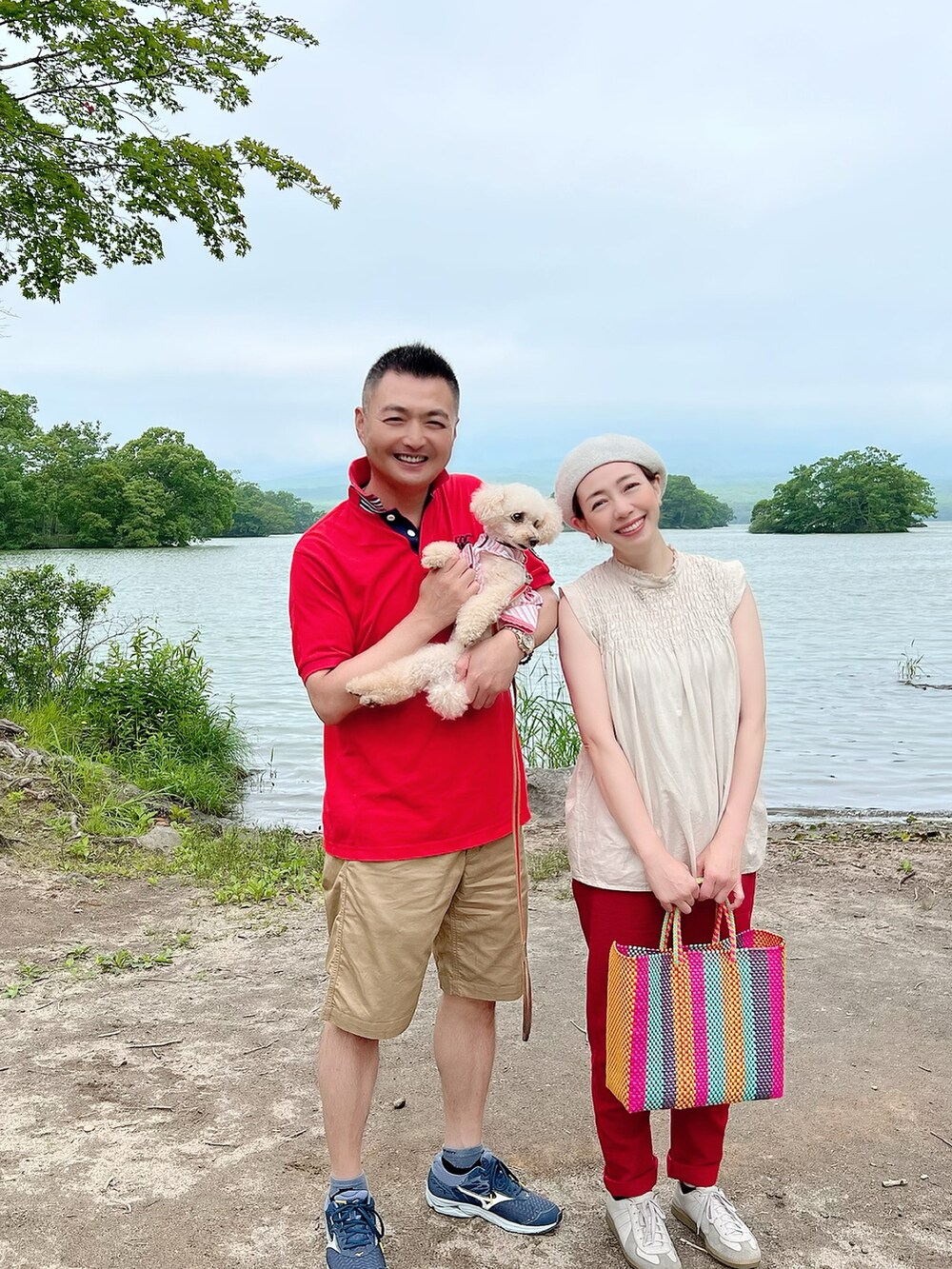 ブラウン系のペットウェア、ブラウン系のファッション雑貨、ピンク系のペットウェアを着用したレディースの夏コーディネートの2枚目の写真