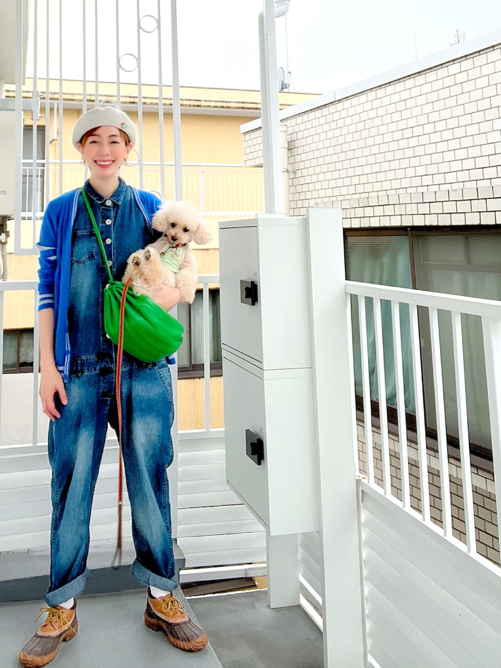 ブルー系のつなぎ/オールインワン、グリーン系のショルダーバッグ、グレー系のレインシューズを着用したレディースの秋コーディネートの3枚目の写真